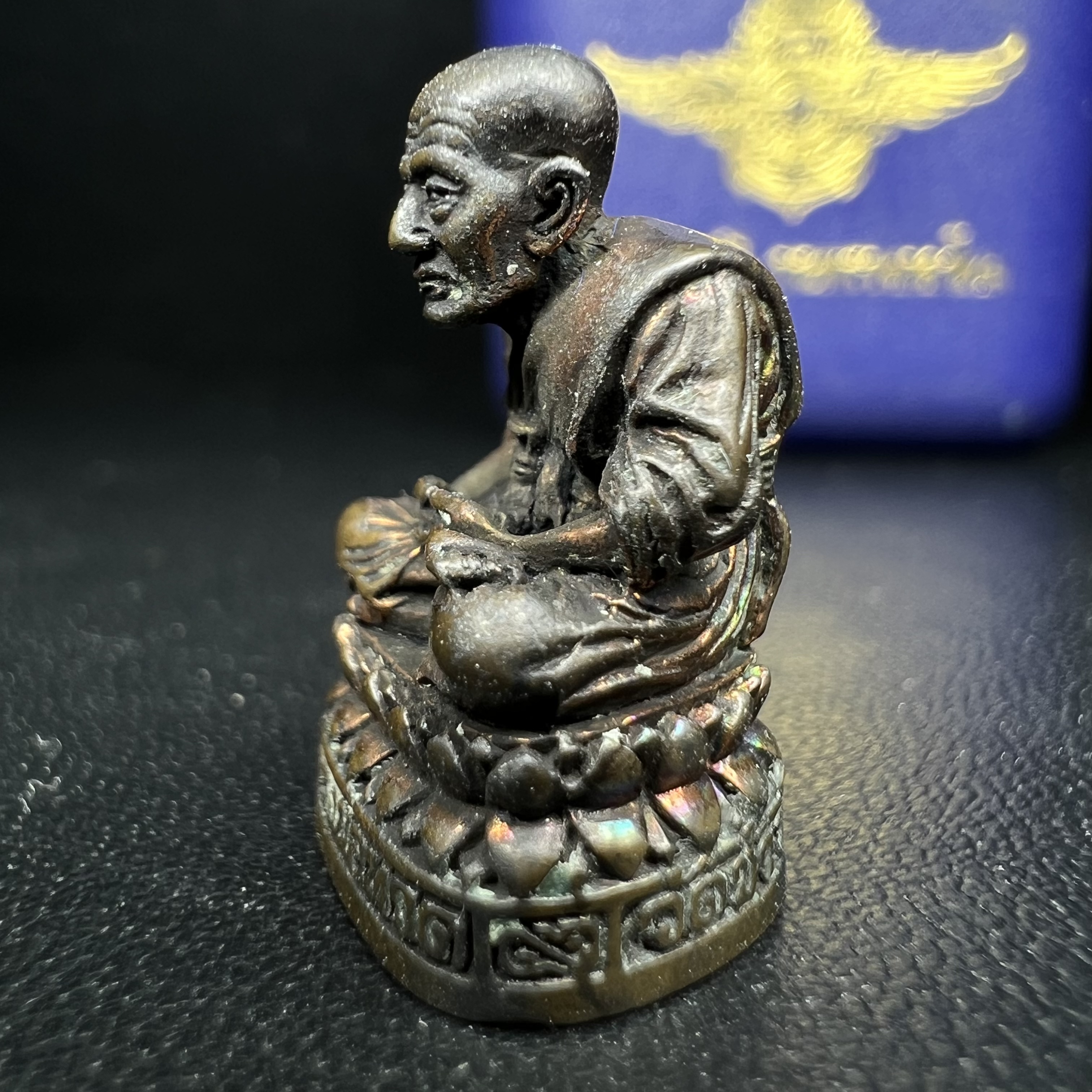 รูปเหมือนหล่อลอยองค์หลวงปู่ทวด รุ่น 111ปี กระทรวงกลาโหม เนื้อนวโลหะรมดำ-ปัดเงา ปี2540 พิธีใหญ่ สภาพสวย เข้มขลัง นิยม พร้อมกล่องบรรจุเดิม