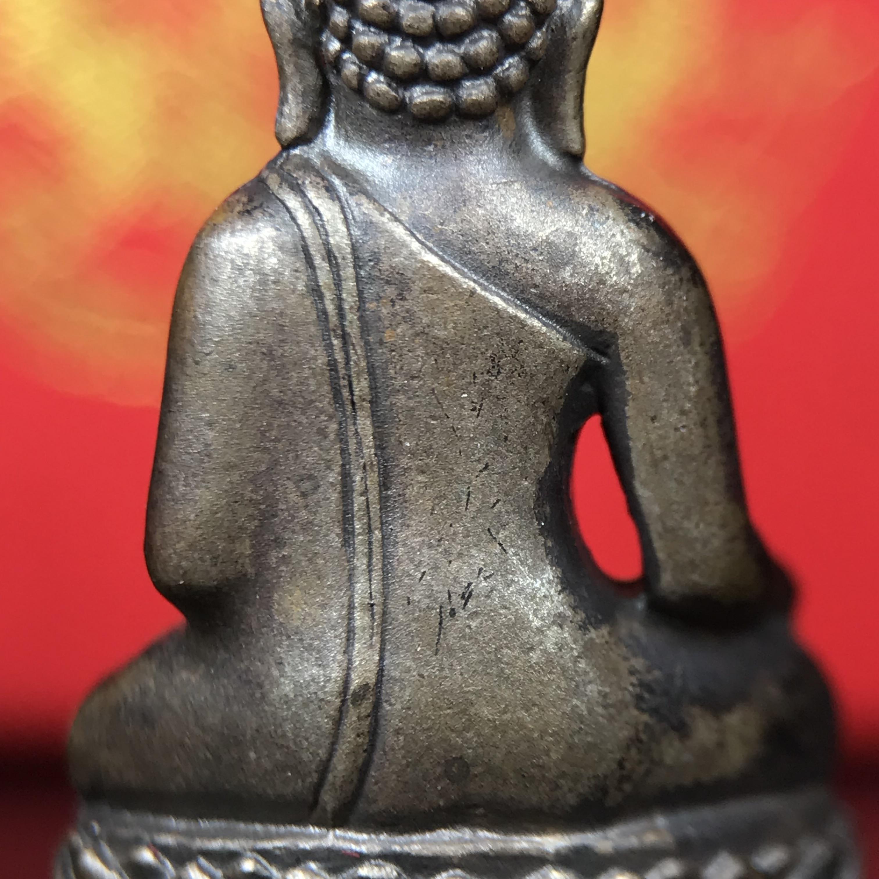 พระกริ่งไพรีพินาศ บรรจุเหล็กไหล ครั้งแรกและครั้งเดียวในประวัติศาสตร์ เฉลิมพระเกียรติ พระบาทสมเด็จพระเจ้าอยู่หัวรัชกาลที่9 พระชนมพรรษา 6 รอบ ปี2542 เนื้อนวโลหะผสมทองคำ(บรรจุเหล็กไหล)ดีนอก-ดีใน พิธีใหญ่ มวลสารเด่น (หายาก)