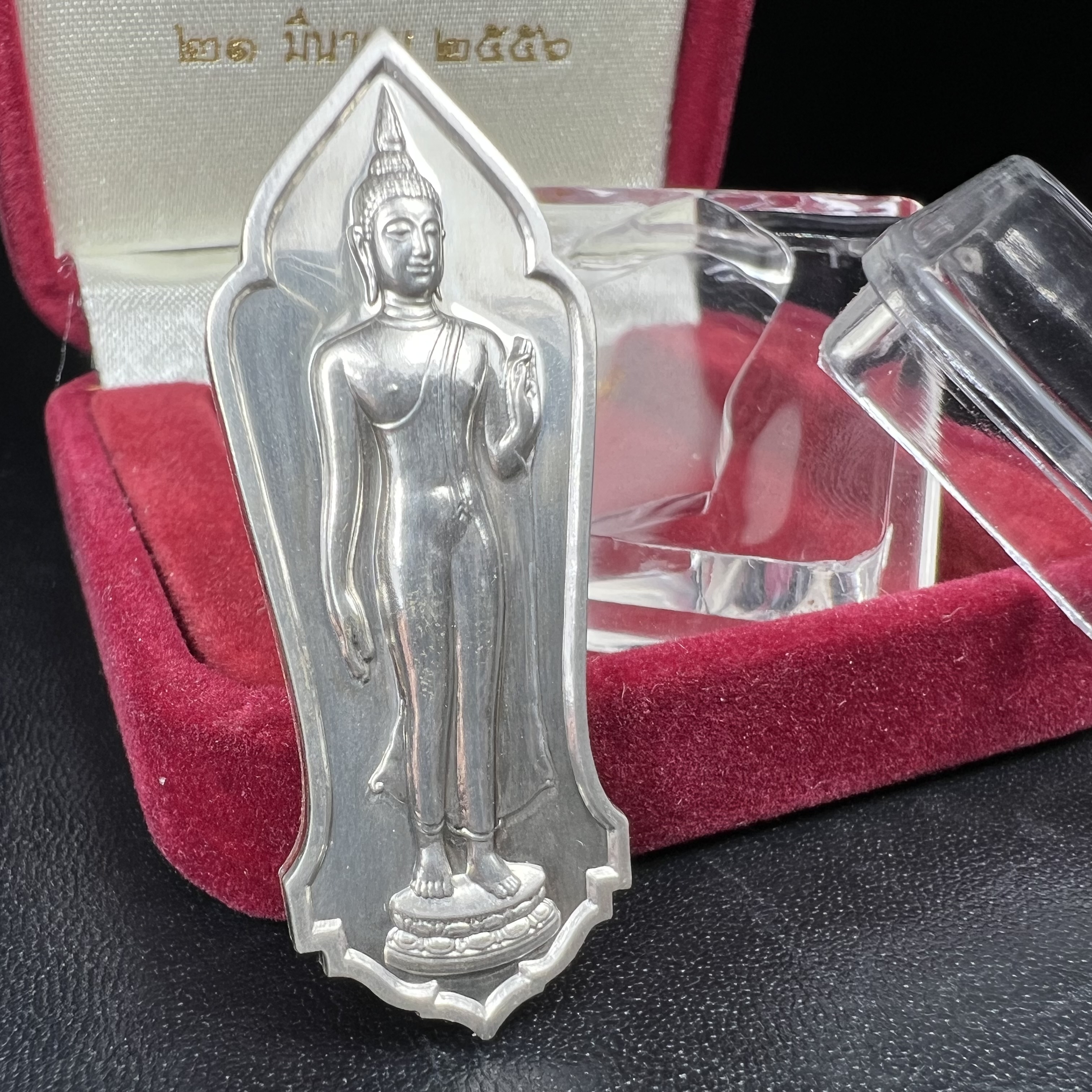 พระพุทธธรรมิกราชบพิตร ภปร. เฉลิมพระเกียรติ 2554 วัดบวรนิเวศวิหาร ขนาดสูง 4.5 ซม. เนื้อเงิน(ตอกโค๊ด Ag)(หายากพบเจอน้อยมาก)ผลิตโดย สำนักกษาปณ์ กรมธนารักษ์ พิธีพุทธาภิเษก ณ พระอุโบสถวัดบวรนิเวศวิหาร สภาพสวย กล่องบรรจุเดิมครบสมบูรณ์(1 ใน 2555 เหรียญ)หายาก