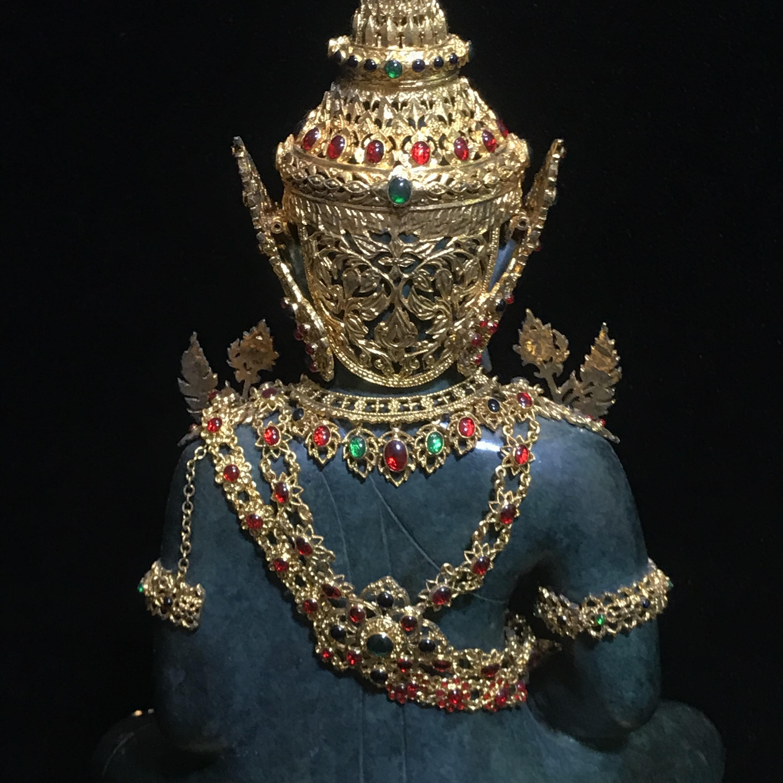 พระพุทธมหามณีรัตนปฏิมากร จำลอง (พระแก้วมรกต) ขนาดบูชาหน้าตัก 5 นิ้ว ตราสัญลักษณ์ ภ.ป.ร. รุ่นแรก ปี2547 เนื้อนวโลหะเคลือบสีเขียว(เครื่องทรงนวโลหะชุบทอง)