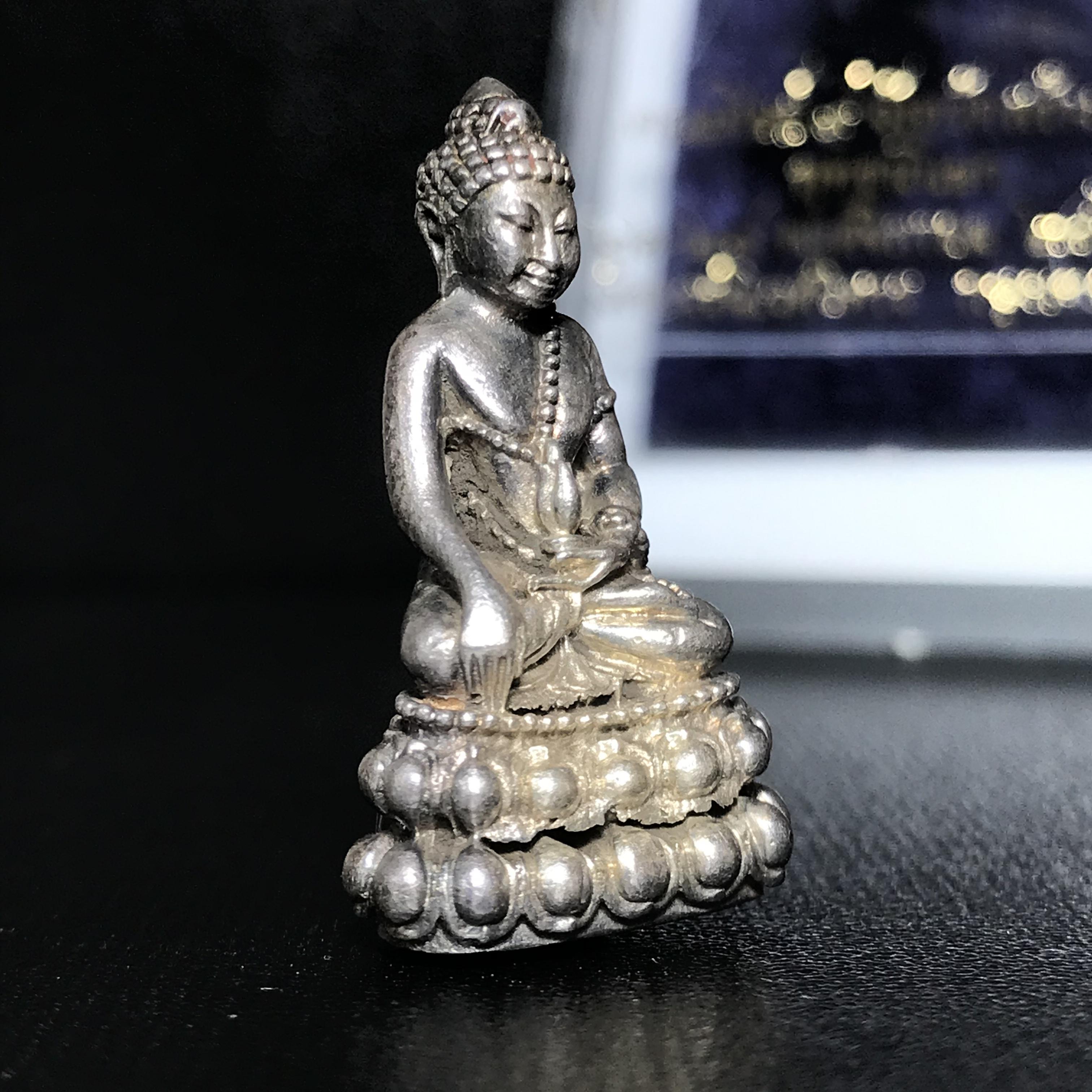 พระกริ่งภูริทัตโต (หลวงปู่มั่น ภูริทัตโต) เนื้อเงิน ปี 2520 สุดยอดพระเกจิสายวิปัสสนากรรมฐานปลุกเสก (สมเด็จพระญาณสังวรเป็นประธานเททอง)(สภาพสวยครบกล่องเดิม)