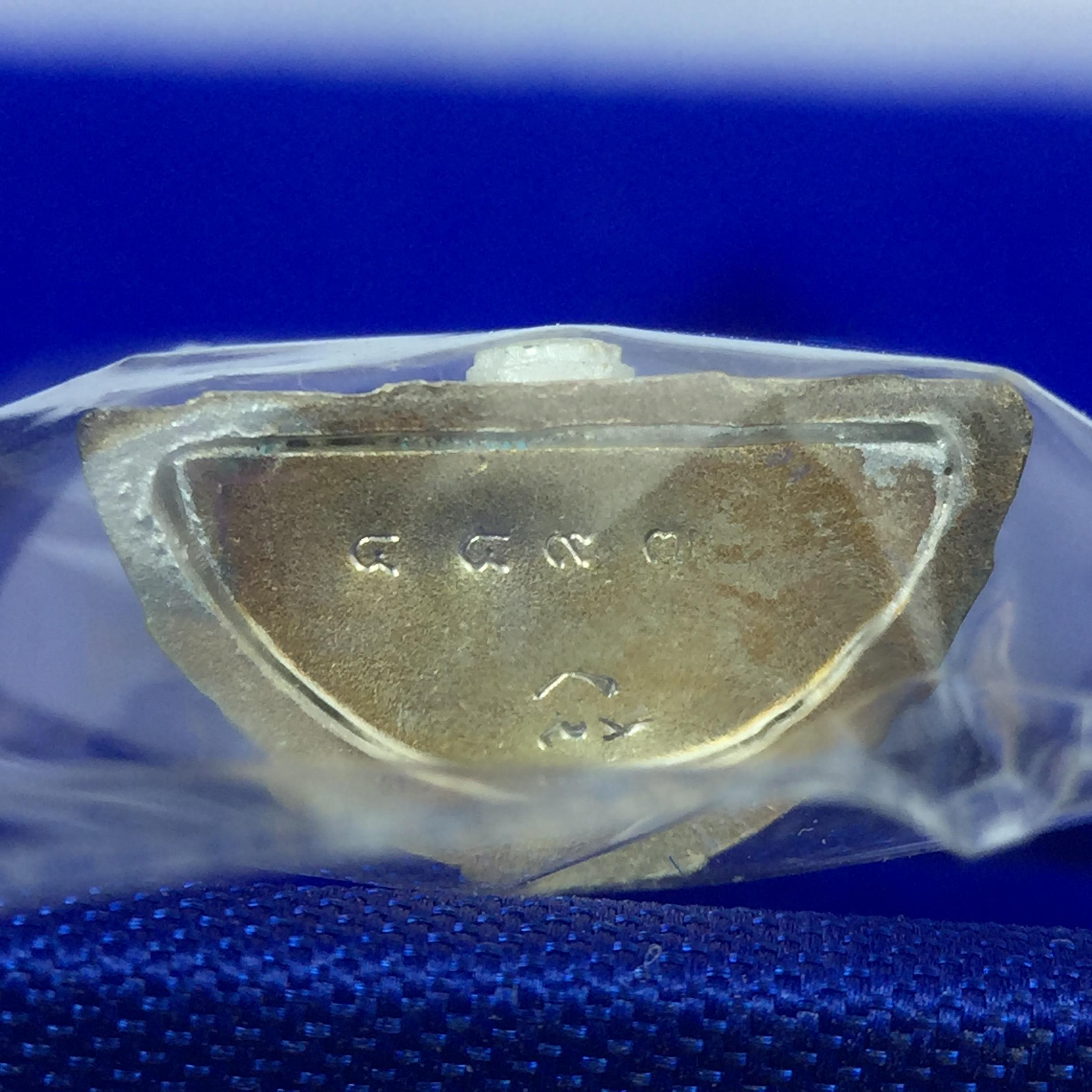 พระชัยวัฒน์พุทธสิหิงค์ ภปร. รุ่นสร้างหอพระธรรมศาสตร์ ปี2542 เนื้อเงิน(ผิวเดิม ซีนซองเดิม กล่องครบสวยสมบูรณ์) มหาพิธี 3วาระอันยิ่งใหญ่(ตอกโค๊ตและหมายเลข)1ใน 10000 องค์