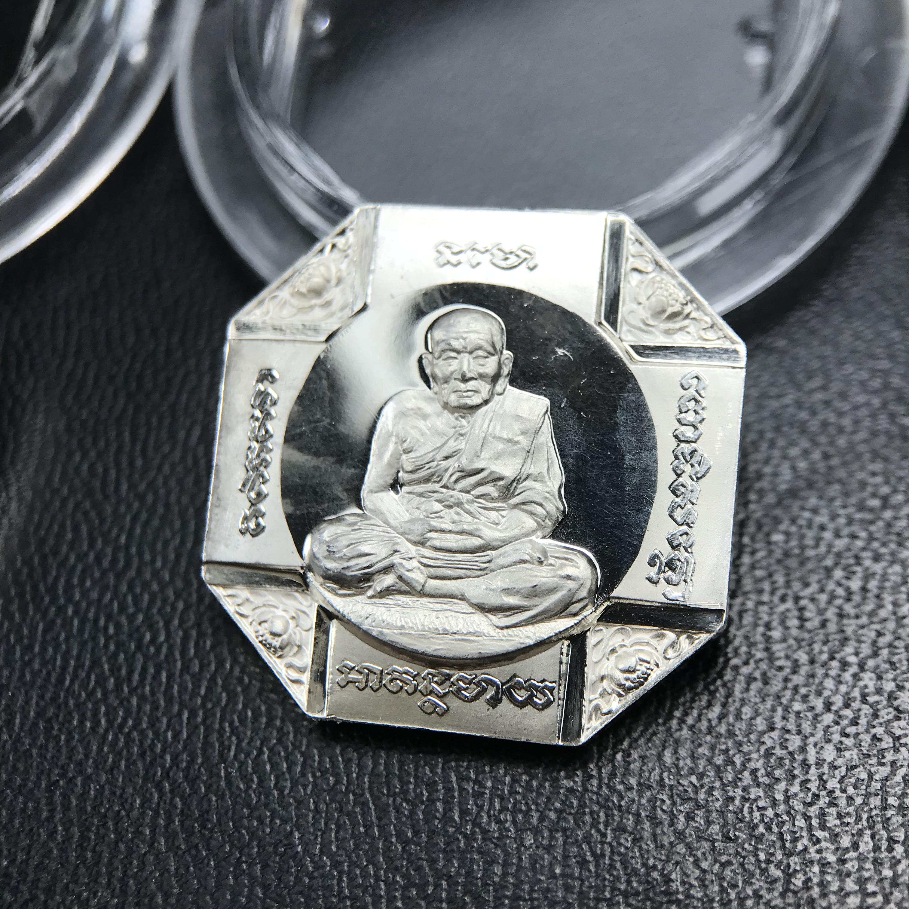 เหรียญหลวงพ่อทวด รุ่นสมเด็จเจ้าฟ้ามหาจักรี 48พรรษา โดยสภากาชาดไทย ปี2546 ชุดเหรียญเนื้อเงิน4ขนาด(ครบชุดพร้อมตลับบรรจุเดิม)พุทธาภิเษก ณ วัดช้างให้ จังหวัดปัตตานี