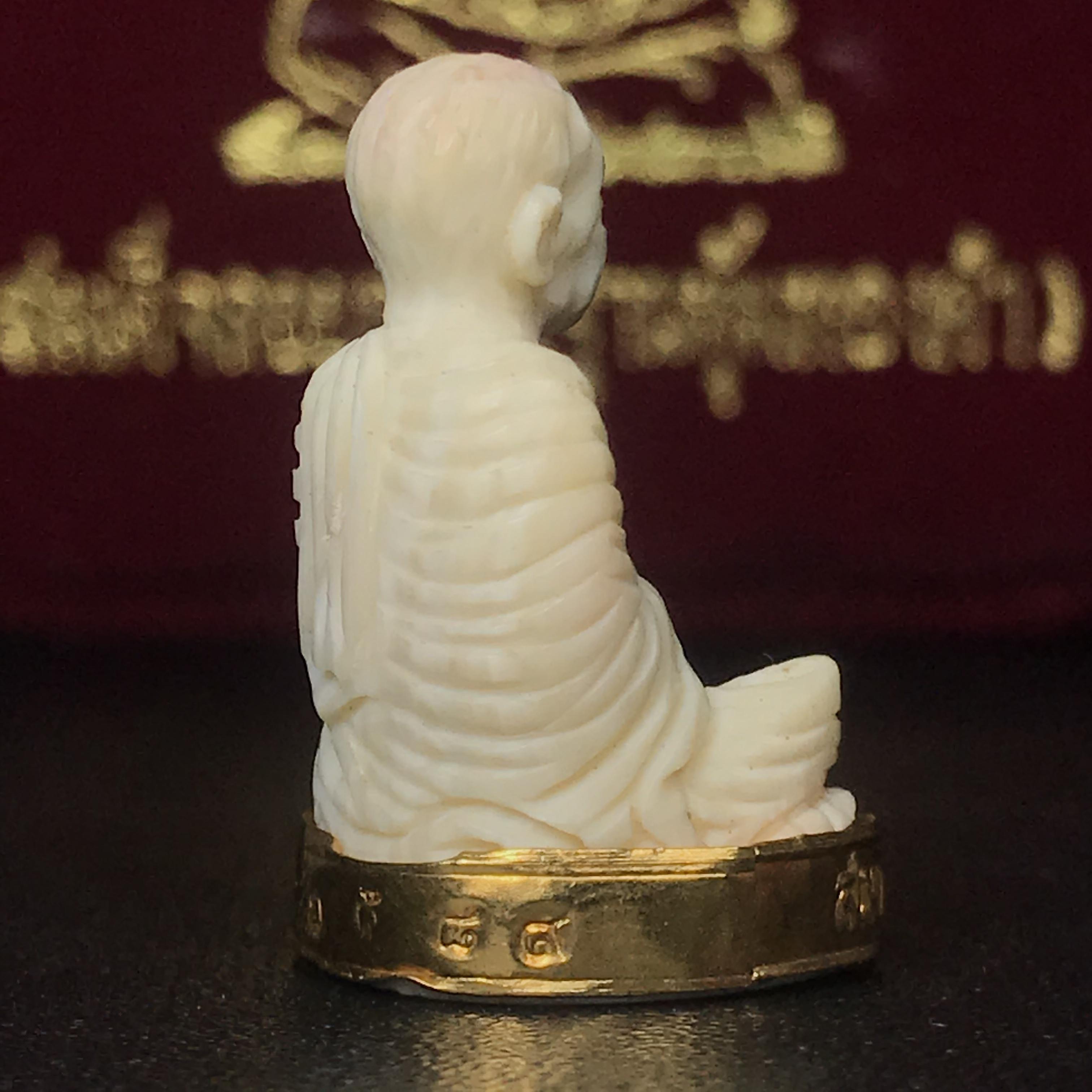 สมเด็จพระพุฒาจารย์ (โต พรหมรังสี) รุ่นคชสารหมื่นปี พ.ศ.2542 พิมพ์ลอยองค์(ฐานหุ้มทองคำ) ตอกโค๊ตและหมายเลข2589 สภาพสวยสมบูรณ์กล่องบรรจุเดิมครบ หายาก(1ใน 9999 องค์)