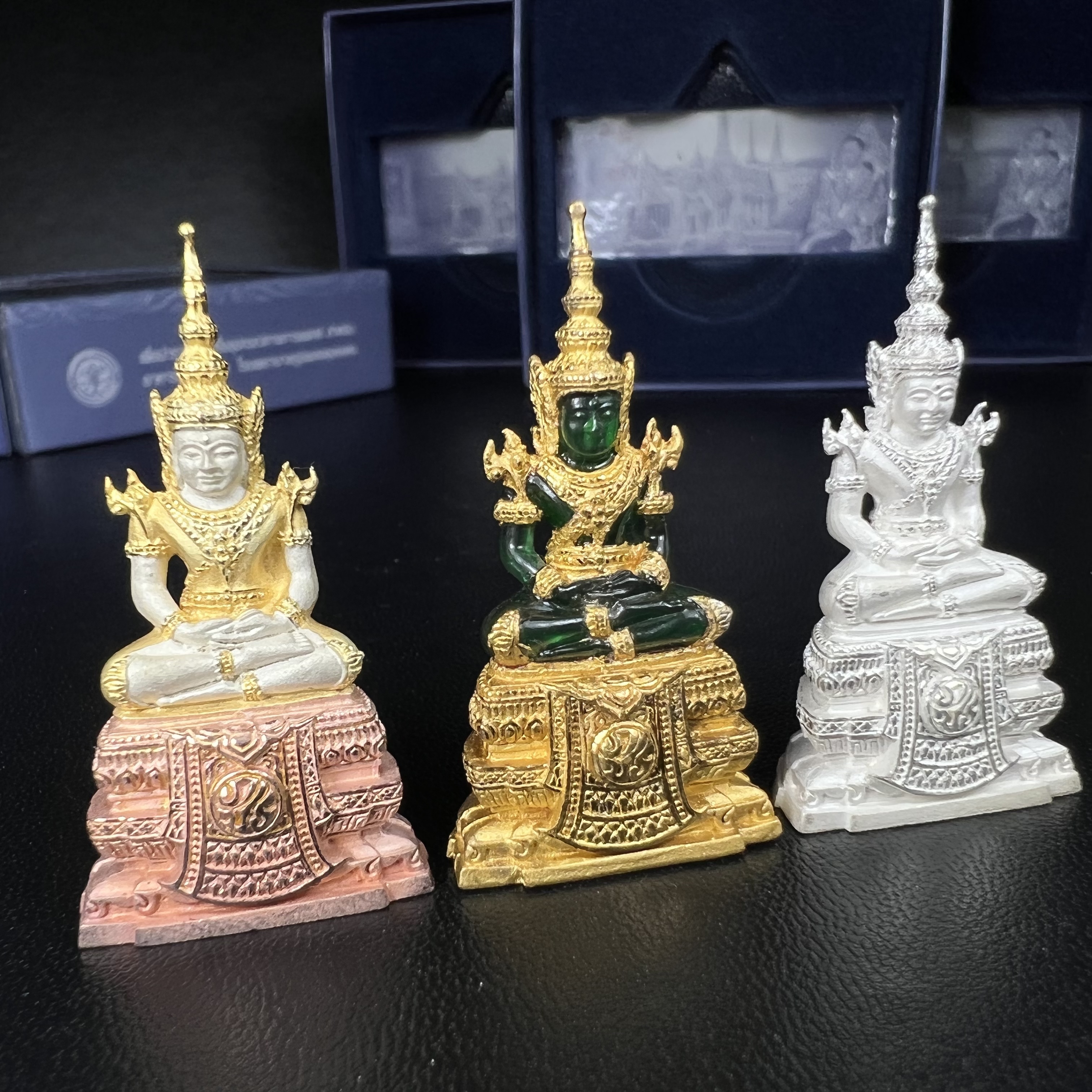 พระแก้วมรกต ภปร. จัดสร้างโดย รพ.ภูมิพลฯ ปี2547 ลอยองค์ขนาดหน้าตัก 1/2 นิ้ว (เนื้อเรซิ่นหุ้มทองคำ99.99%+เนื้อเงิน+เนื้อเงินสามกษัตริย์)(1ชุด 3 องค์)งดงามทรงคุณค่าอีกหนึ่งรุ่นยอดนิยม หายาก