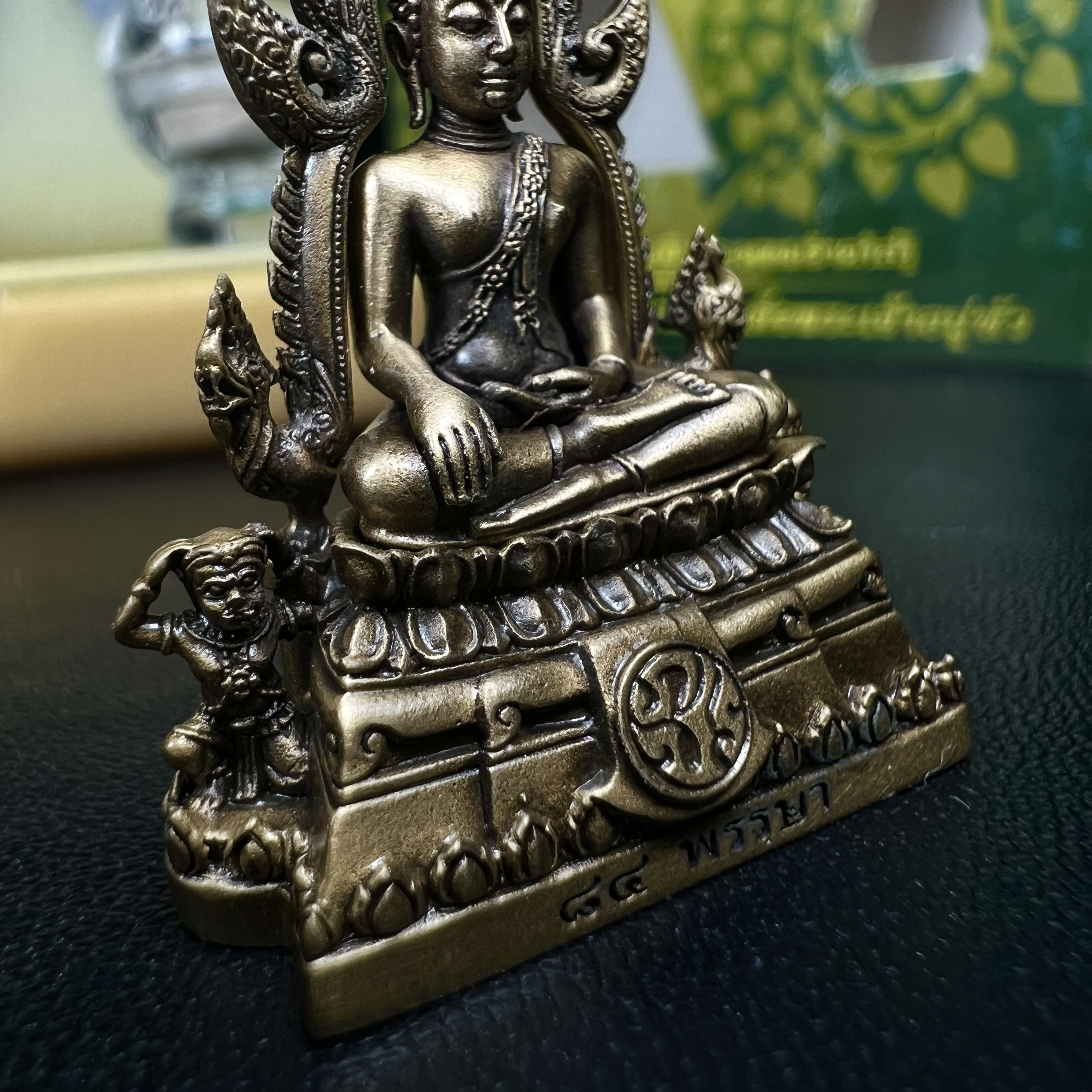 พระพุทธชินราช(จำลอง) ภปร. 84 พรรษา ปี 2554 เนื้อบรอนซ์รมดำซาติน พิมพ์กลางขนาดหน้าตัก 1/2 นิ้ว(พระราชทานมวลสาร จิตรลดาและเส้นพระเจ้า(เส้นผม)รัชกาลที่9)พุทธศิลป์ทรงคุณค่าอีกหนึ่งรุ่นยอดนิยม