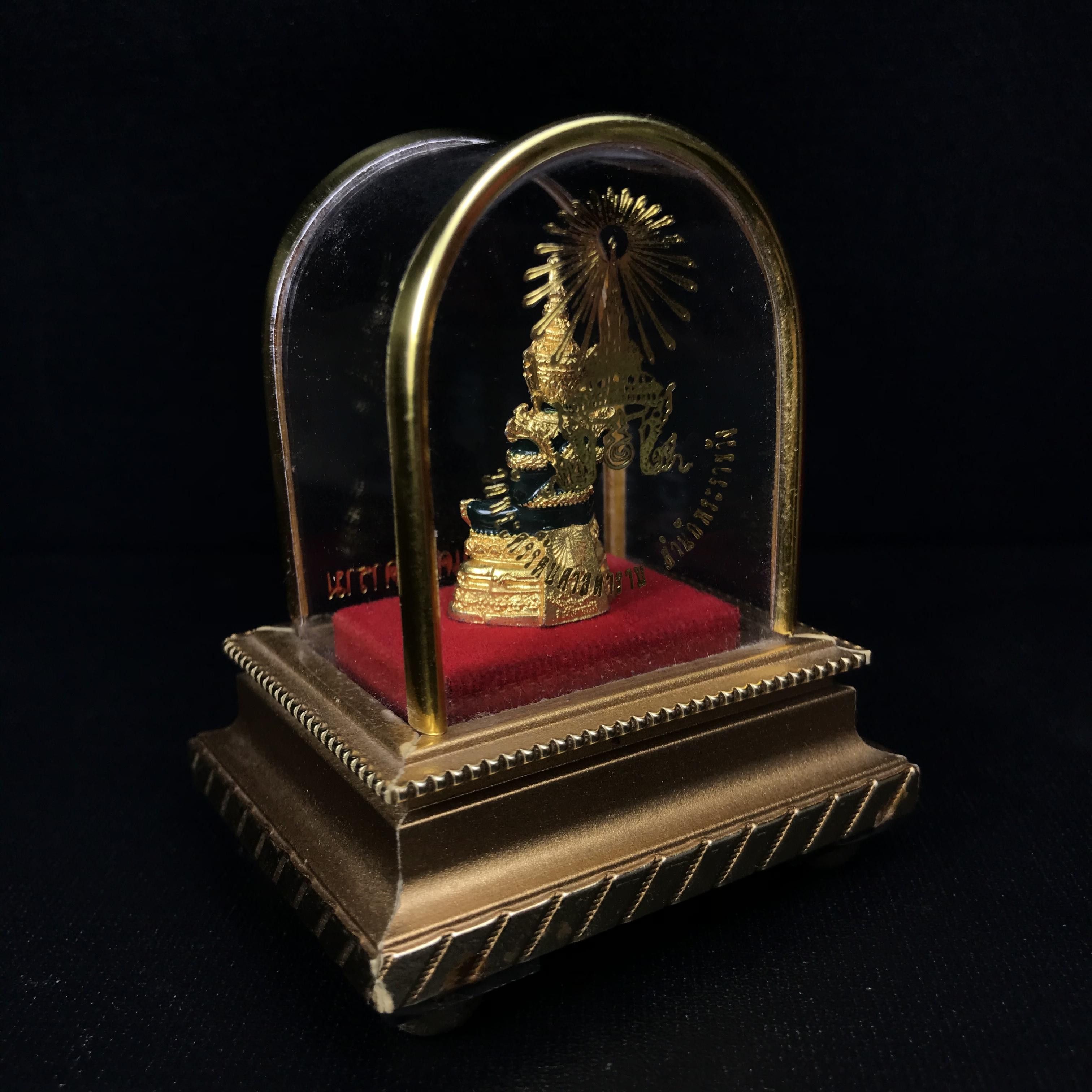 พระพุทธมหามณีรัตนปฏิมากร(พระแก้วมรกต) วัดพระศรีรัตนศาสดาราม สำนักพระราชวัง จัดสร้าง พิมพ์ฤดูร้อน หน้าตัก 1 นิ้วพร้อมครอบตู้เดิม(บรรจุมวลสารใต้ฐาน)