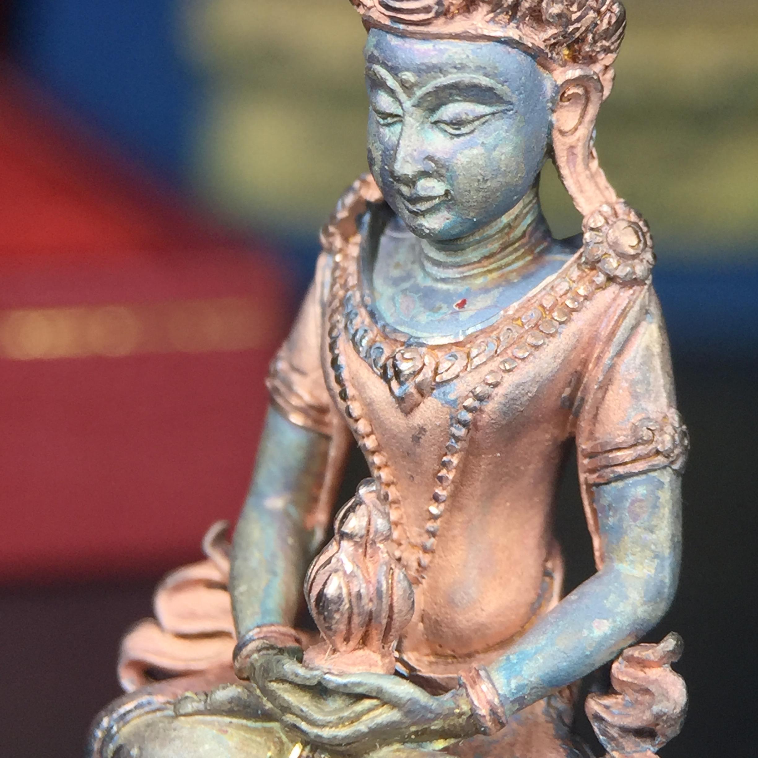 พระกริ่งอวโลกิเตศวร ( เจ้าแม่กวนอิม ) วัดโพธิ์แมนคุณาราม รุ่นอุดมโภคทรัพย์ พ.ศ.2539 เนื้อเงิน 3 กษัตริย์ พ่นทราย(ผิวเดิม ขึ้นสีรุ้งธรรมชาติ แบบนิยม เสน่ห์ของพระเนื้อเงิน) (พร้อมกล่องบรรจุการ์ดใบรับรองเดิมครบ) (อีกหนึ่งรุ่นยอดนิยม พุทธศิลป์สวยงดงาม)