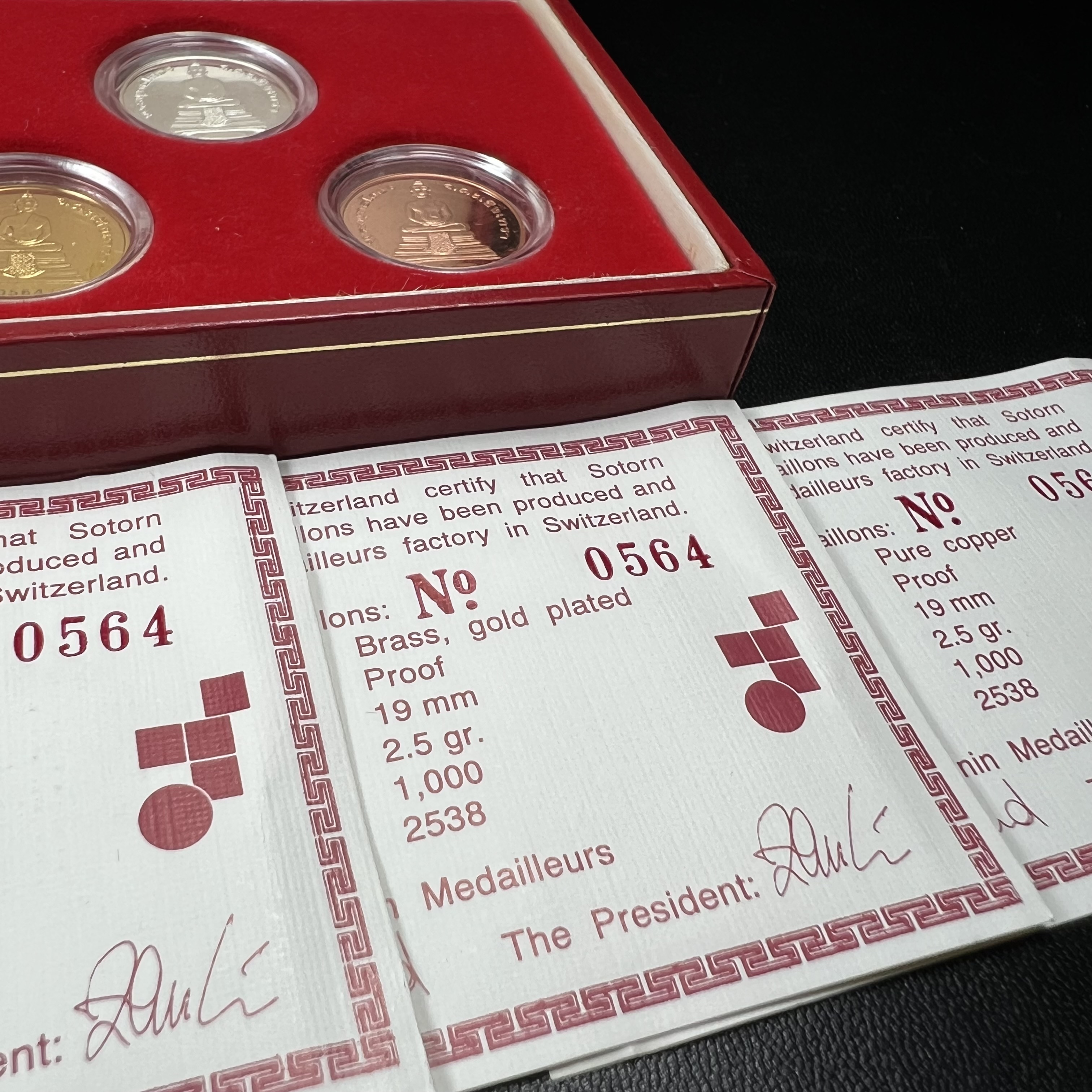 เหรียญพระพุทธโสธร-สมเด็จพระปิยมหาราช รุ่นกาญจนาภิเษก วัดสุทัศน์เทพวราราม ปี2538 ครบชุดสามกษัตริย์ 1 ชุดมี 3 เนื้อ (เงินขัดเงา+กะไหล่ทองขัดเงา+ทองแดงบริสุทธิ์ขัดเงา) ขนาด 19 มม. ครบชุดพิมพ์เล็กหมายเลขเดียวกันพร้อมกล่องและใบรับรองเดิม(1ใน 1000 ชุด หายากมาก)