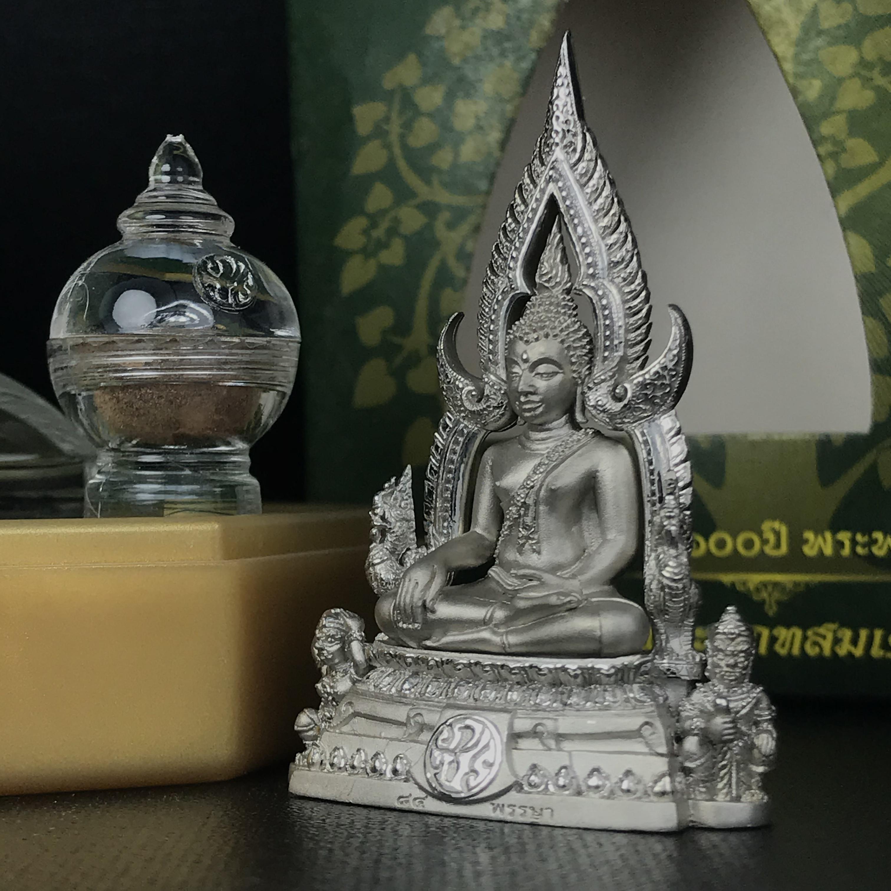 พระพุทธชินราช(จำลอง) ภปร 84 พรรษา เนื้อเงินชุบทองคำขาว พิมพ์ใหญ่ขนาดหน้าตัก 3/4 นิ้ว(1ใน3000องค์) )(พระราชทานมวลสาร จิตรลดาและเส้นพระเจ้า(เส้นผม))