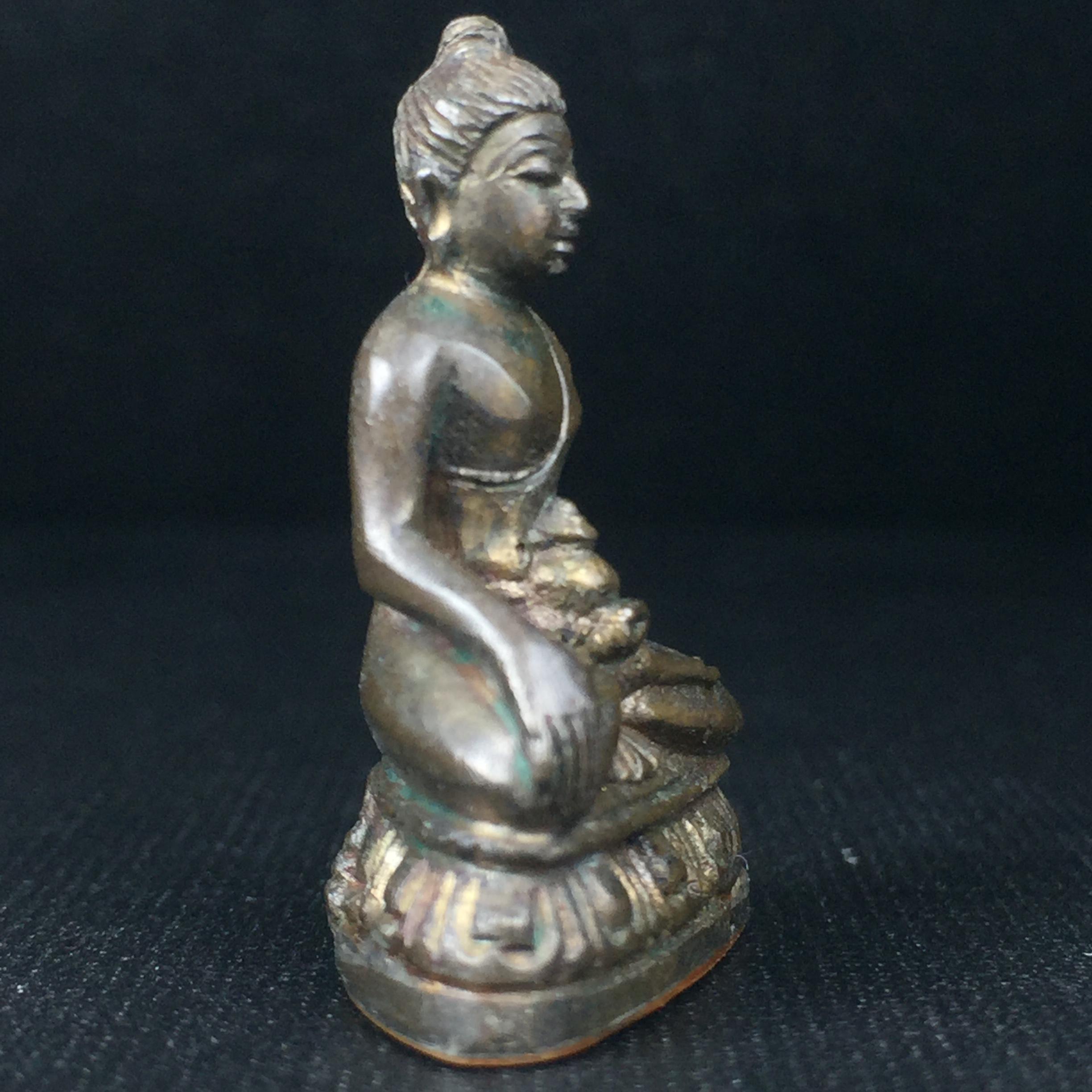 พระกริ่งวชิรมงกุฎ ฉลอง 100 ปี วัดมกุฎกษัติยาราม ปี 2511 "พิมพ์ใหญ่"(นิยมหายาก) เนื้อนวโลหะ(ในหลวง ร.9 เสด็จเททอง)(พิธีใหญ่ ปีลึก เกจิในยุคร่วมพิธี)