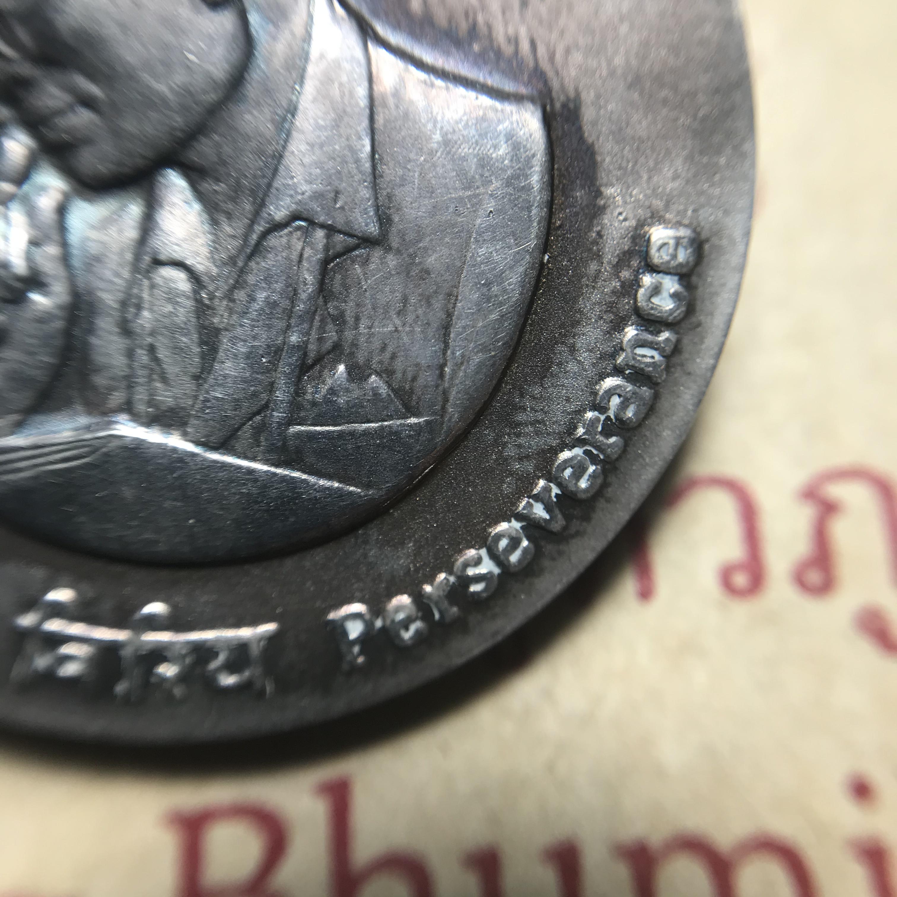 เหรียญพระมหาชนก ปี2539(รุ่นแรก) เนื้อเงิน พิมพ์ใหญ่บล็อกนิยม(ปอ ขาด) ผิวเดิมสีรุ้งธรรมชาติแบบนิยม พร้อมหนังสือสภาพสวยครบชุด(ในหลวงเสด็จเป็นประธานในพิธี)