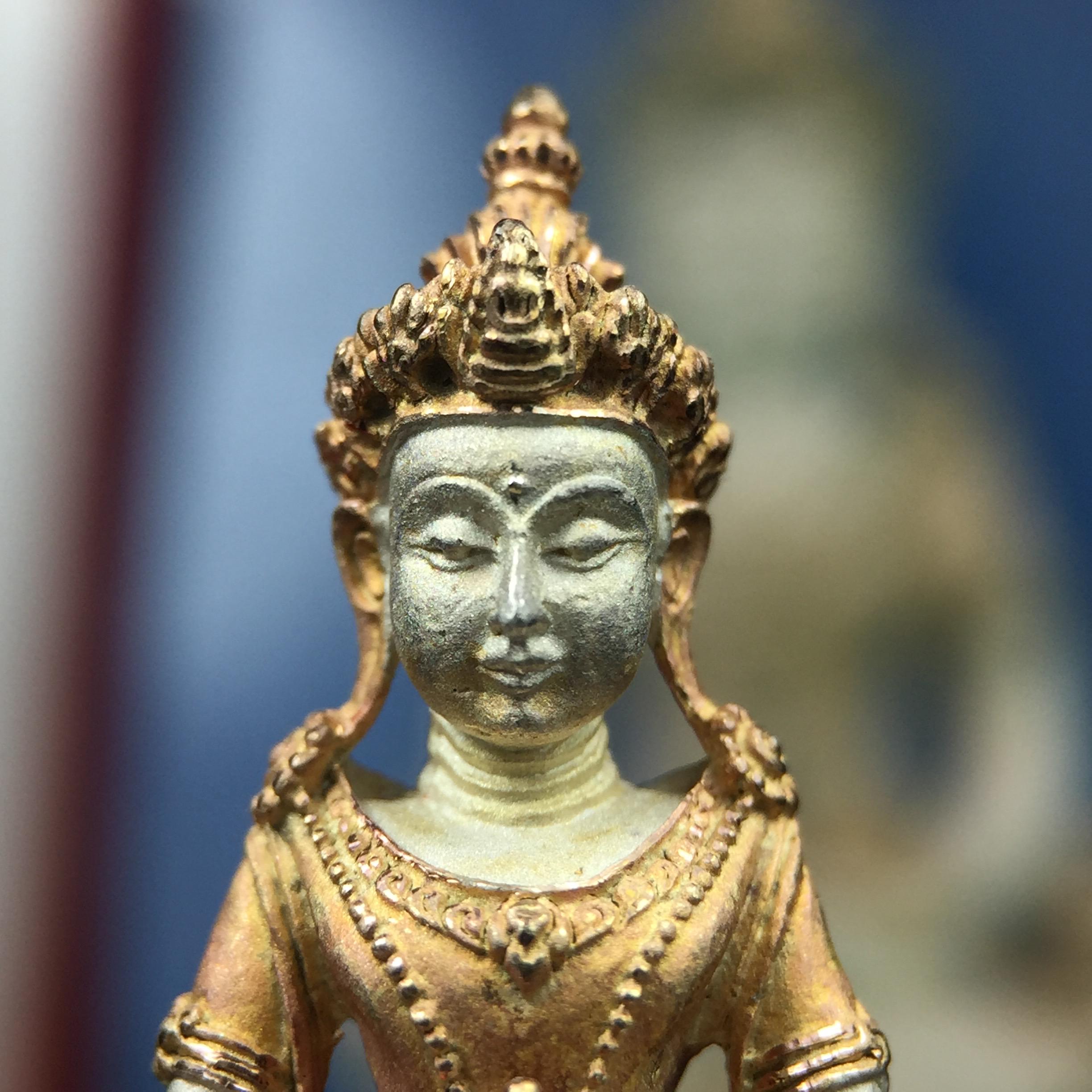 พระกริ่งอวโลกิเตศวร ( เจ้าแม่กวนอิม ) วัดโพธิ์แมนคุณาราม เนื้อเงิน 3 กษัตริย์ พ่นทราย รุ่นอุดมโภคทรัพย์ พ.ศ.2539(พร้อมกล่องบรรจุการ์ดใบรับรองเดิมครบ) (อีกหนึ่งรุ่นยอดนิยม พุทธศิลป์สวยงดงาม)