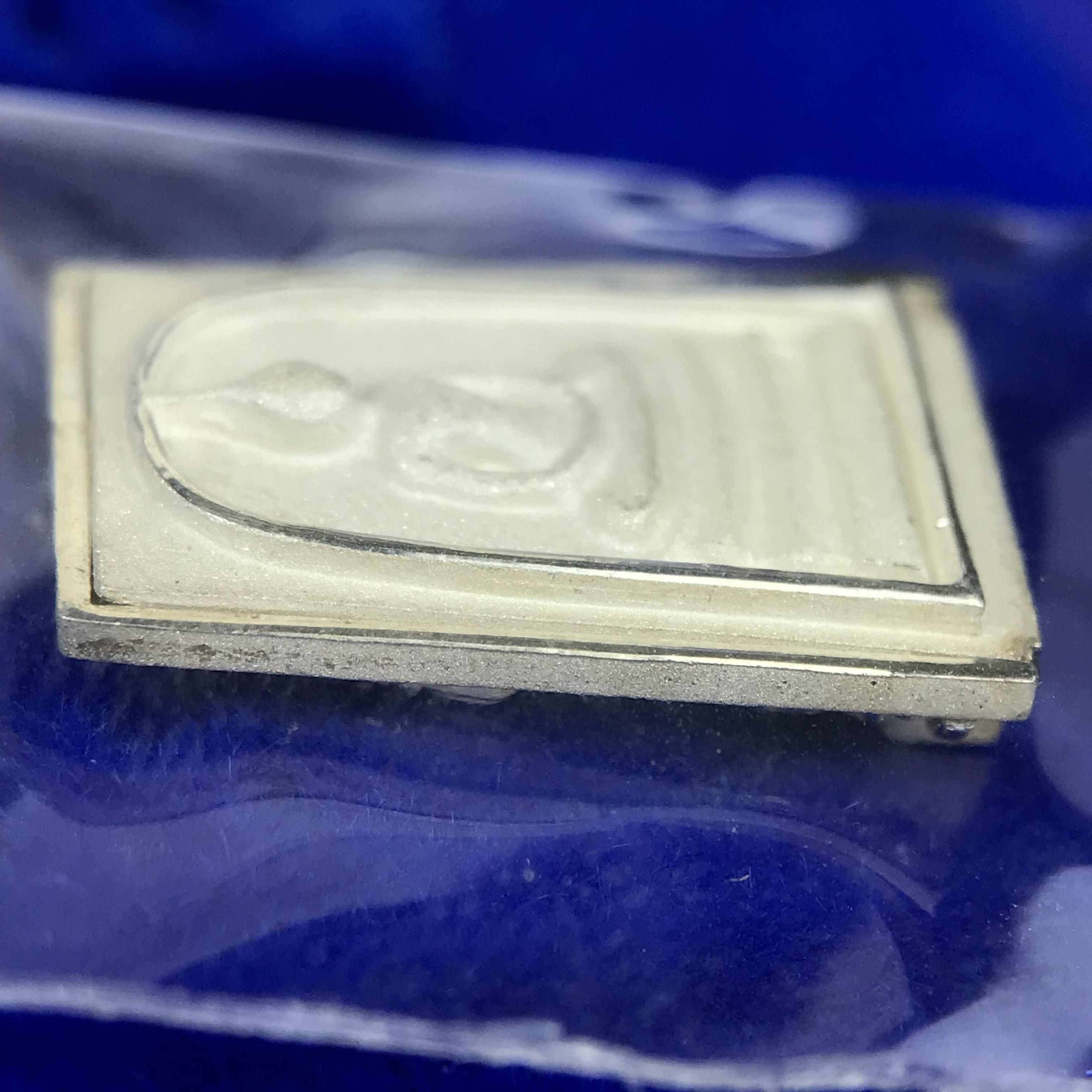 สมเด็จพุฒาจารย์ (โต พรหมรังสี) อนุสรณ์ 128 ปี สมเด็จพระญาณสังวร สมเด็จพระสังฆราช ทรงเมตตาอธิฐานจิต ปี 2543 มหาพุทธาภิเษก 3วาระ เหรียญรูปเหมือนสมเด็จพุฒาจารย์โตด้านหลังพระสมเด็จ เนื้อเงิน พิมพ์เล็ก(พิมพ์คะแนน) ขนาด 1.2 x 1.7 ซม. ทรงคุณค่าทั้งด้านความงานด้า