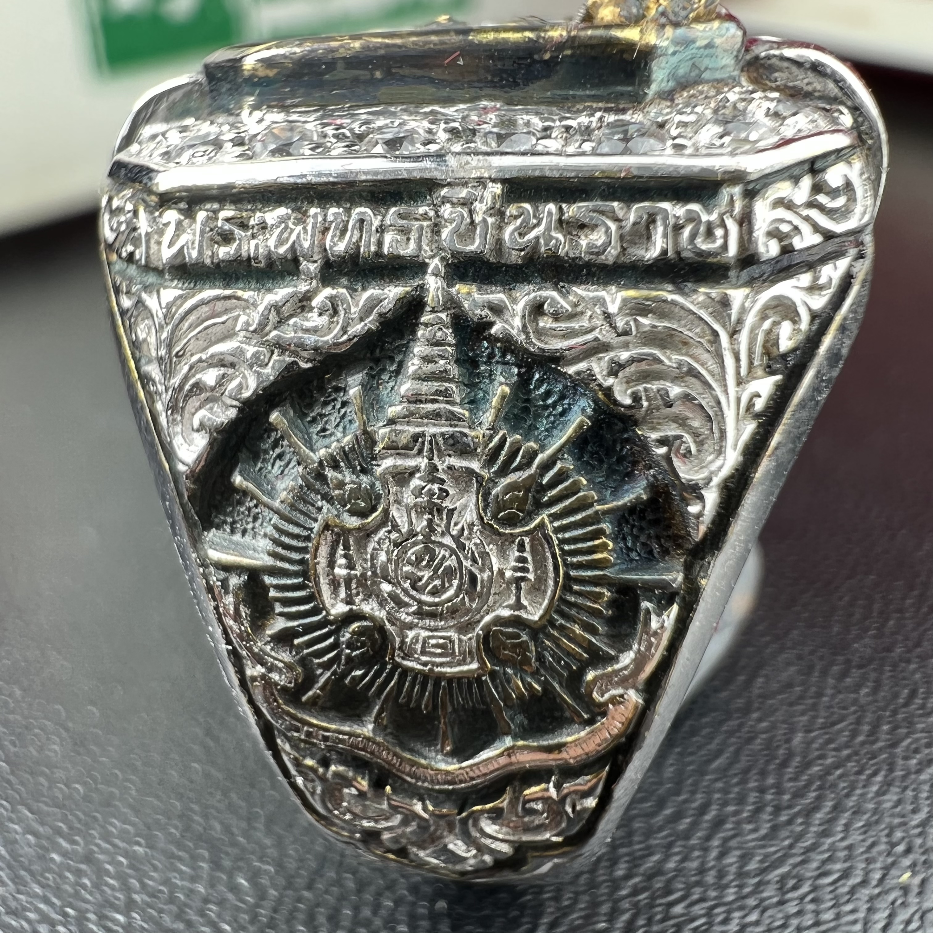 แหวนพระพุทธชินราช ภปร. ในวโรกาสเฉลิมพระชนมายุ6รอบ 5ธันวาคม2542 มูลนิธิพิทักษ์ดวงตาประชาชน จัดสร้าง แหวนเนื้อเงินเคลือบทองคำบริสุทธิ์ประดับเพชร CZ เกรดนอก ตอกโค๊ตและหมายเลข 504(ผลรวมได้ 9 เลขมหามงคลเจริญก้าวหน้าในทุกด้าน) พร้อมกล่องบรรจุเดิมครบ(หายาก)