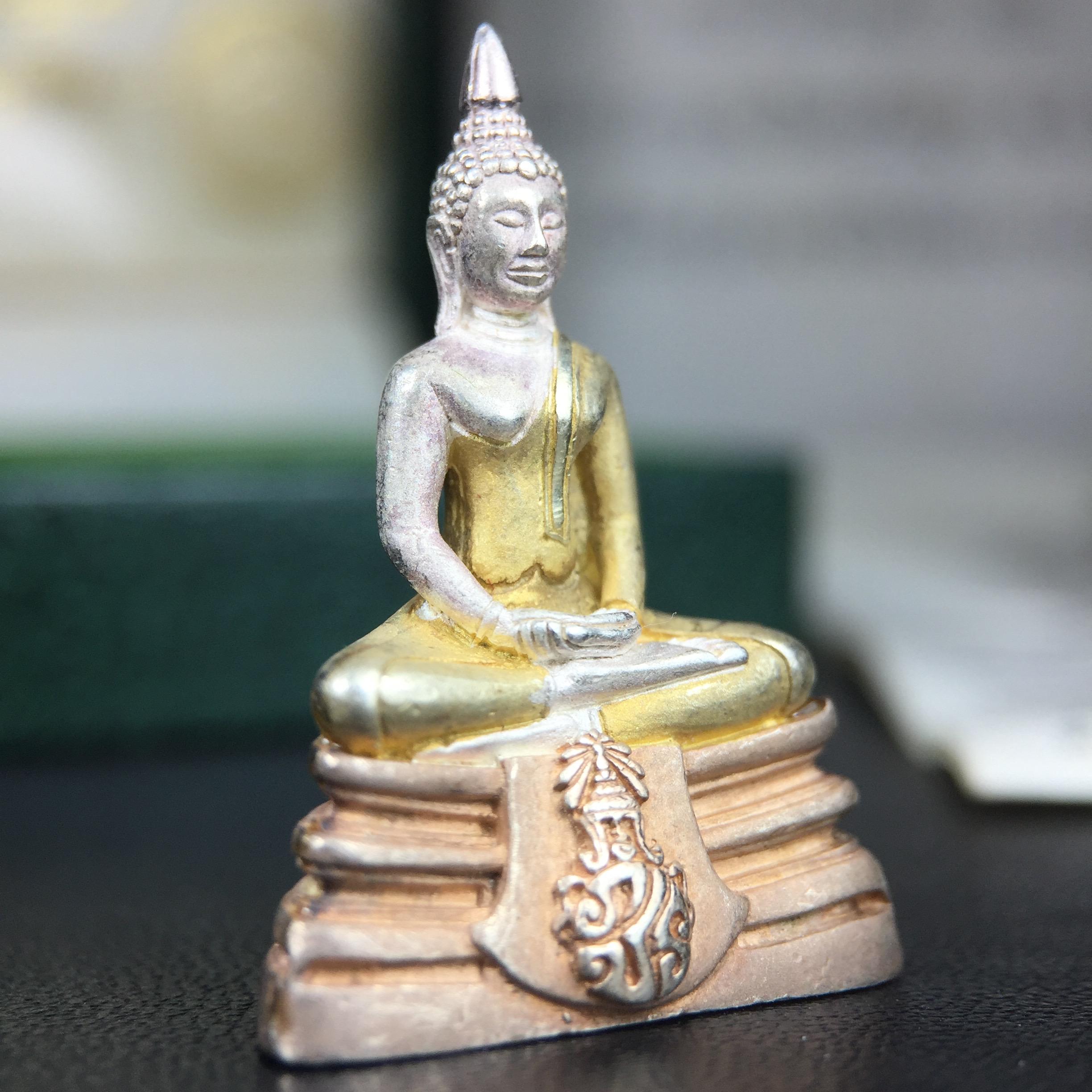 พระพุทธโสธร ภปร. รุ่นย้อนยุค สร้างพระอุโบสถ สมาคมชาวฉะเชิงเทรา จัดสร้าง ปี 2539 วโรกาสครองสิริราชสมบัติครบ 50 ปี เนื้อเงินสามกษัตริย์ทรายนวลขัดเงาบางส่วน(ผิวเดิม) พร้อมกล่องบรรจุและใบรับรองเดิม