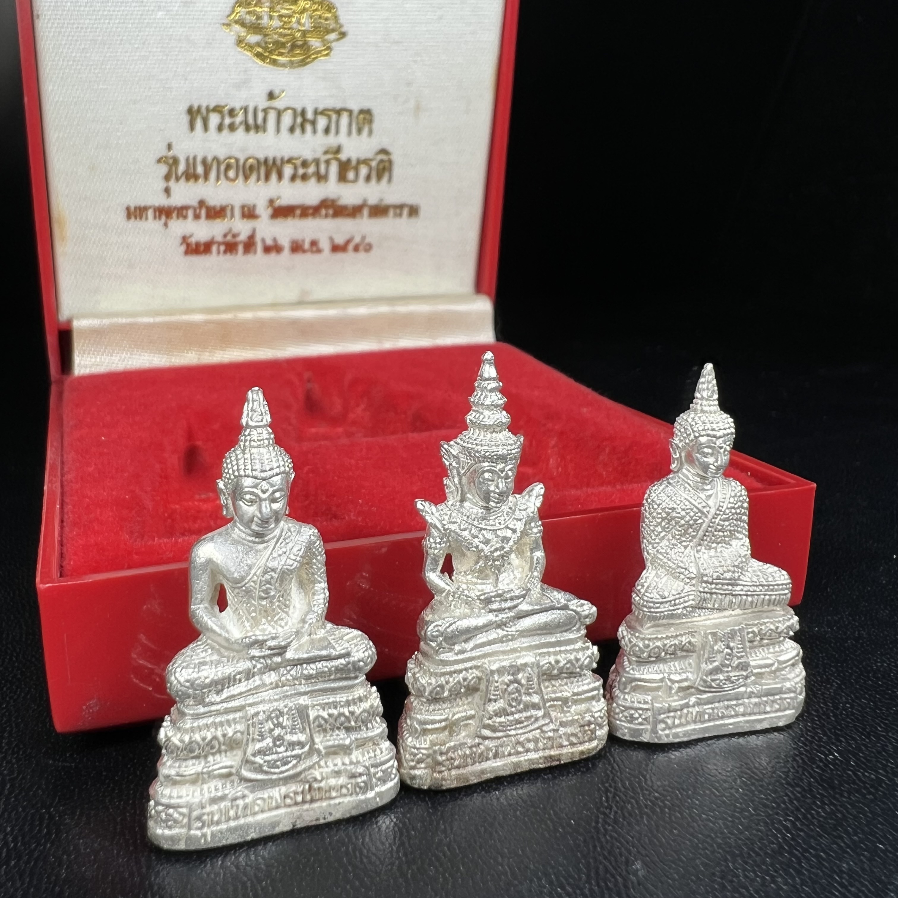 พระแก้วมรกต รุ่นเทิดพระเกียรติ พิธีมหาพุทธาภิเษก ณ.วัดพระศรีรัตนศาสดาราม(วัดพระแก้ว) วันเสาร์ที่ 26 เม .ย. 2540 (พิธีใหญ่เสาร์ห้า) ชุด 3 ฤดู (1 ชุด 3 องค์)เนื้อเงินครบชุดพร้อมกล่องบรรจุเดิม***เนื้อเงินหายากพบเจอน้อย***(หลวงพ่อ รวย เพิ่ม พูน ร่วมเสก)