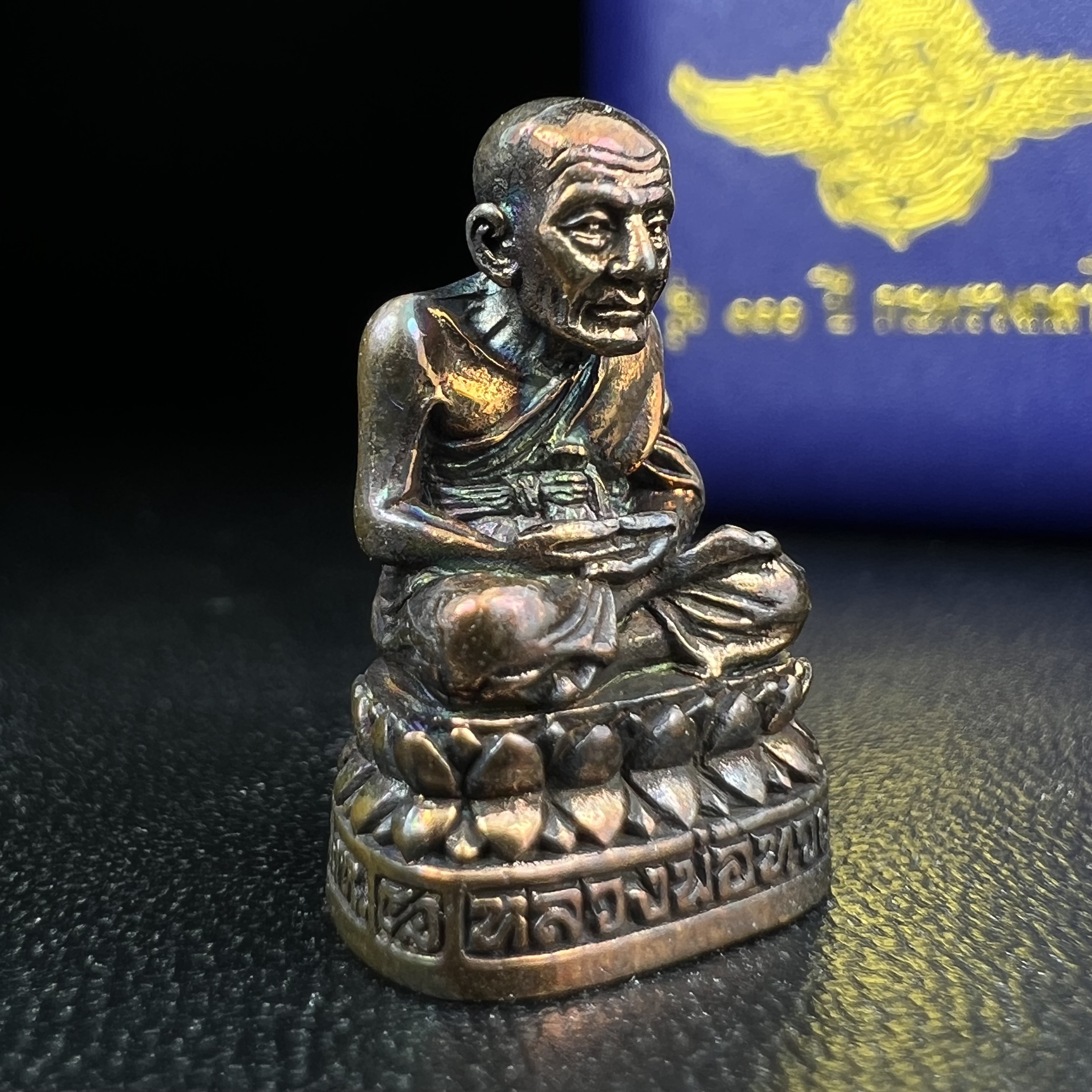 รูปเหมือนหล่อลอยองค์หลวงปู่ทวด รุ่น 111ปี กระทรวงกลาโหม เนื้อนวโลหะรมดำ-ปัดเงา ปี2540 พิธีใหญ่ เข้มขลัง นิยม พร้อมกล่องบรรจุเดิม(คัดสภาพสวยผิวเทพๆผิวรุ้งๆ)ทั้งพิธีทั้งพุทธศิลป์ทรงคุณค่าอีกหนึ่งรุ่นยอดนิยม