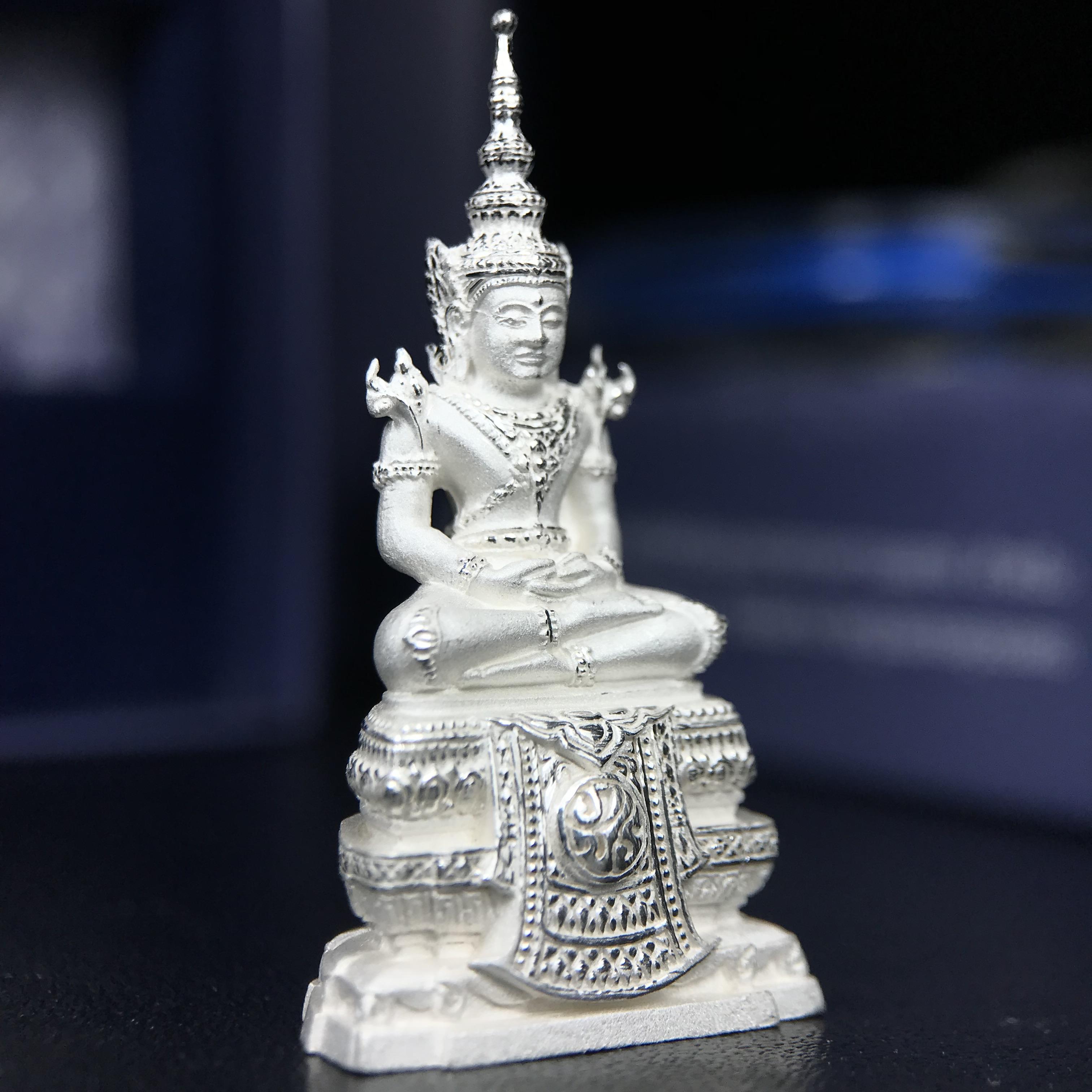 พระแก้วมรกต ภปร. ปี 2547 จัดสร้างโดยโรงพยาบาลภูมิพลอดุลยเดช เนื้อเงิน ลอยองค์ หน้าตัก 1/2 นิ้ว พิธีมหามังคาภิเษก ณ พระอุโบสถวัดพระศรีรัตนศาสดาราม(วัดพระแก้ว) งดงามทรงคุณค่าอีกหนึ่งรุ่นยอดนิยม หายาก(หมายเลขต้นๆหลักร้อย ๗๙๓)(1ใน3000องค์)