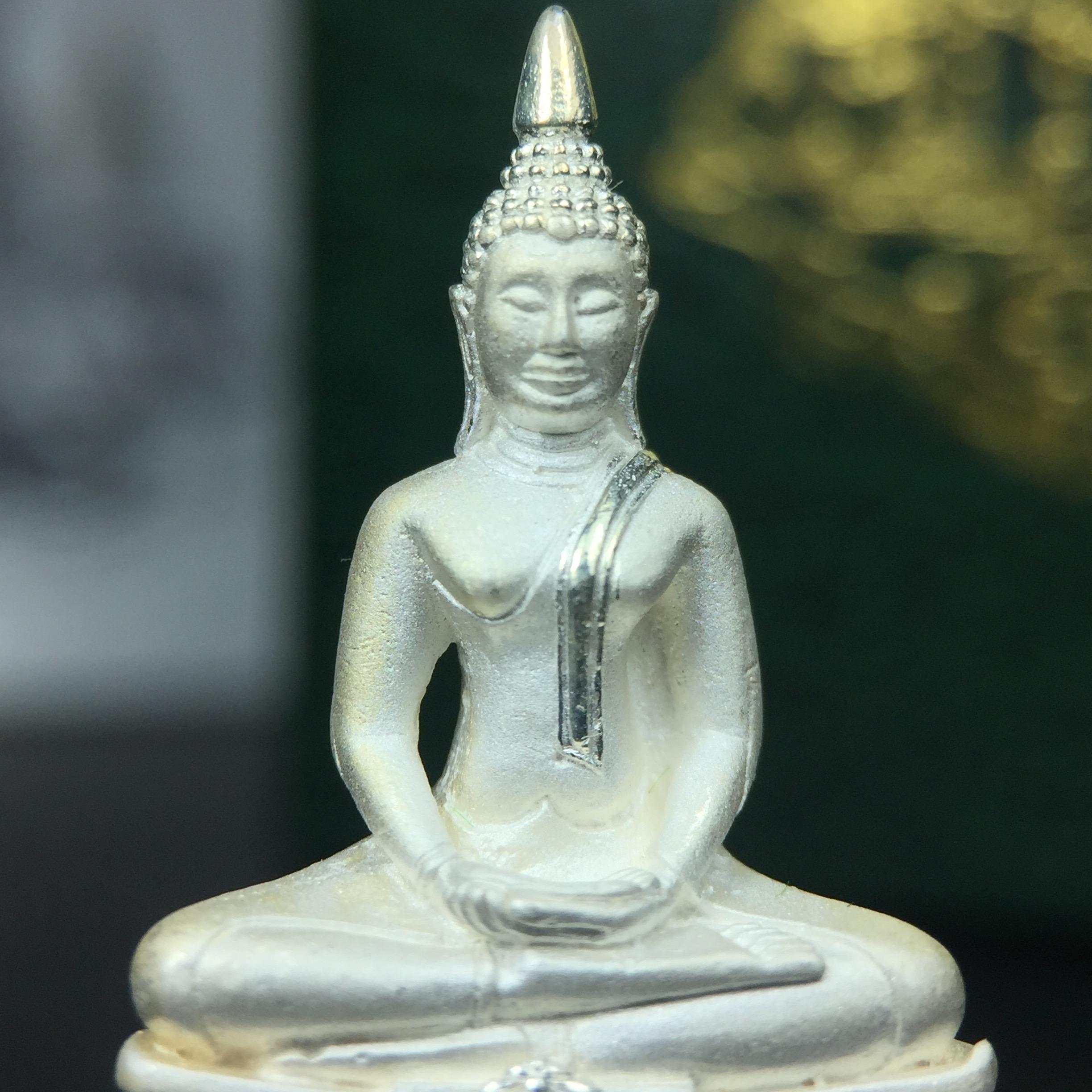 พระพุทธโสธร ภปร. รุ่นย้อนยุค สร้างพระอุโบสถ สมาคมชาวฉะเชิงเทรา จัดสร้าง ปี 2539 วโรกาสครองสิริราชสมบัติครบ 50 ปี เนื้อเงินทรายนวลขัดเงาบางส่วน พร้อมกล่องบรรจุและใบรับรองเดิม