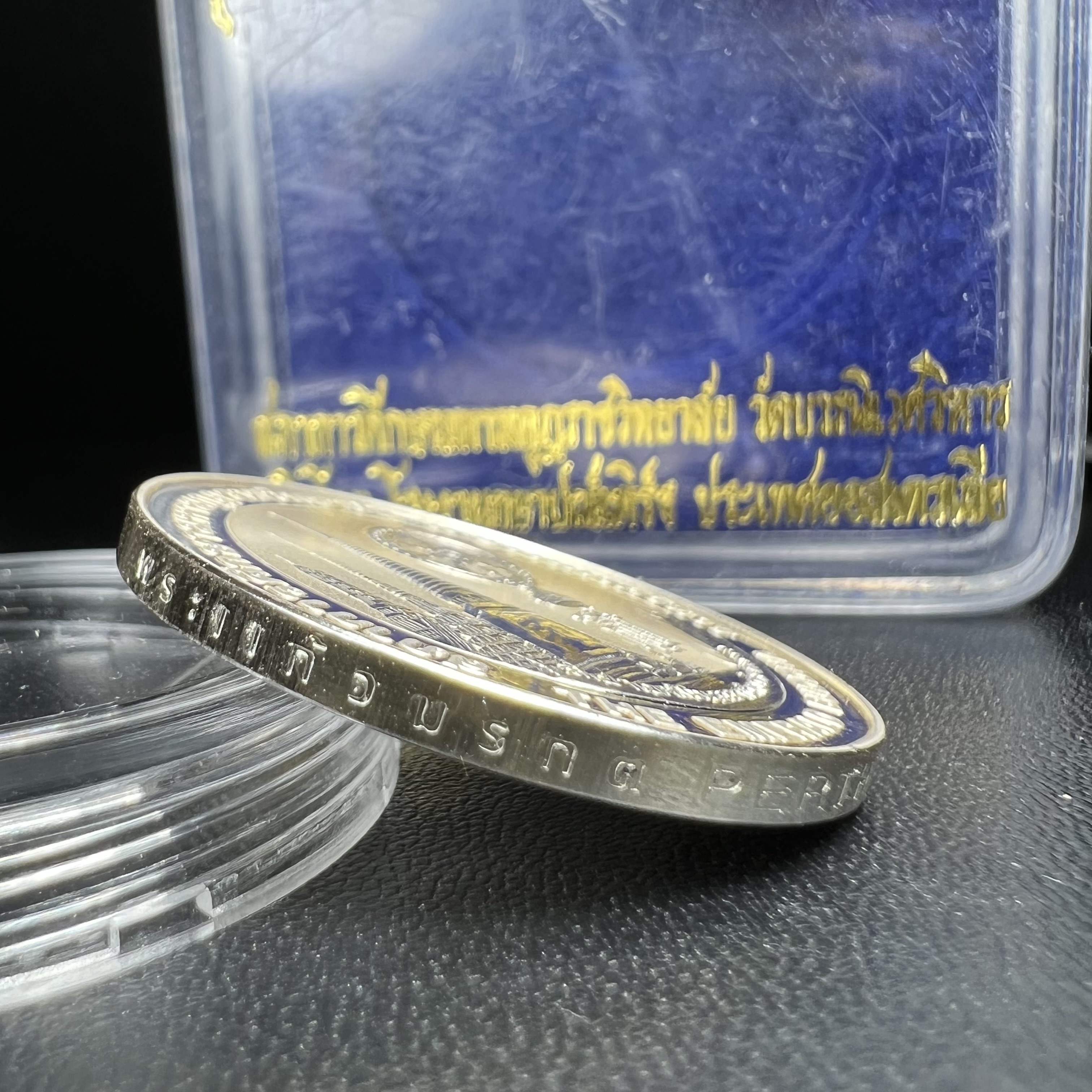 เหรียญพระแก้วมรกต ทรงเครื่องฤดูร้อน หลัง สธ.รุ่นเฉลิมพระเกียรติ สภาการศึกษามหามกุฏราชวิทยาลัย วิทยาเขตสิรินธรราชวิทยาลัย วัดบวรนิเวศวิหาร ปี 2537 เนื้อเงินขัดเงาสามมิติ 99.90%(หายากพบเจอน้อย) ขนาด 3.2 ซม. ผลิตโดย โรงงานกษาปณ์เพิร์ธ ประเทศออสเตรเลีย