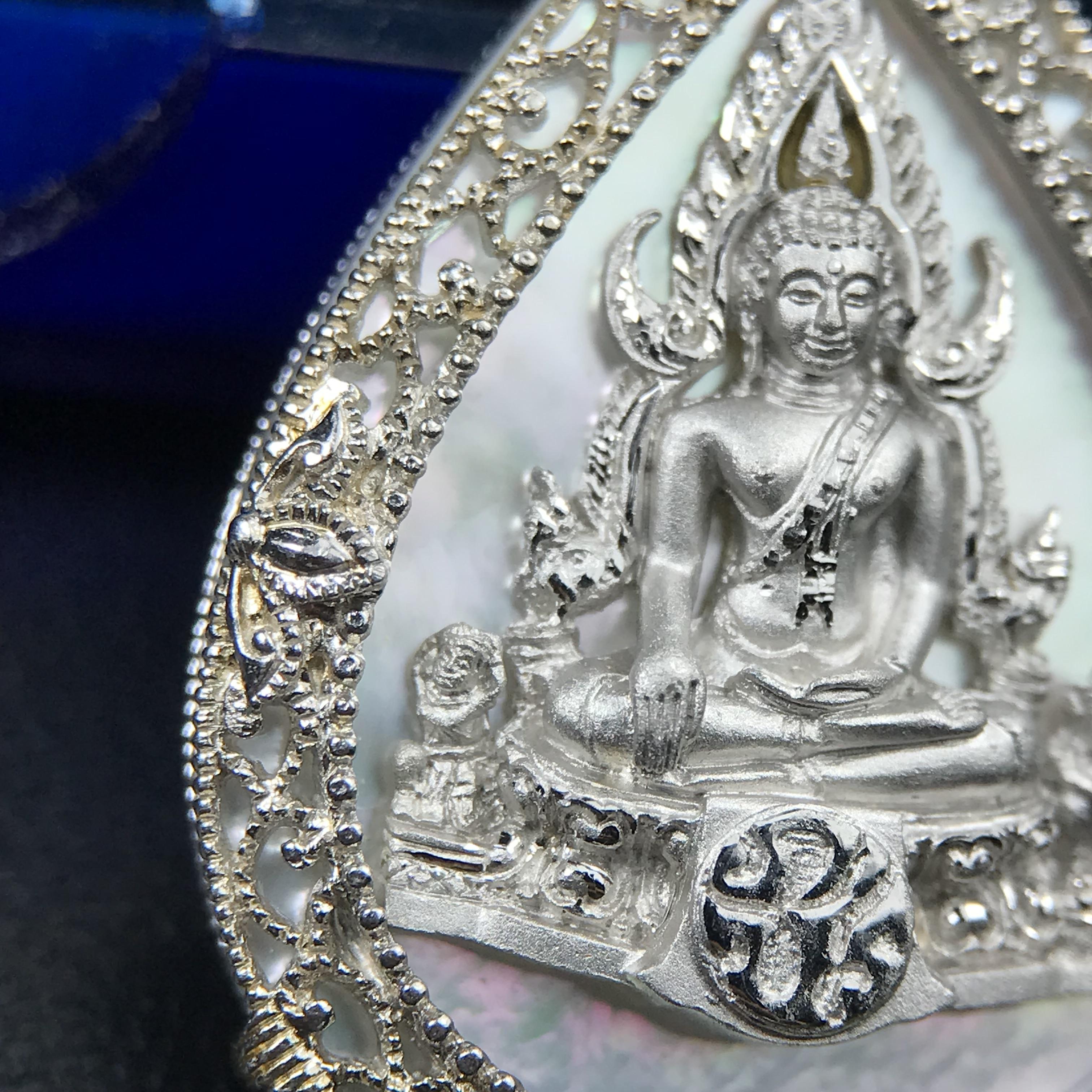 เหรียญพระพุทธชินราช ภปร. โครงการ เพราะแผ่นดินนี้คือแผ่นดินเกิด ปี 2551 รูปหยดน้ำ เนื้อเงินชุบทองคำขาว(ล้อมด้วยกรอบเงินชุบทองคำขาวสลักเสลาเป็นลวดลายละเอียดอ่อน ส่วนพื้นองค์พระเป็นเปลือกหอยมุขสวยงดงาม )(ขนาด 21 x 29 มม.) (สวยงามหายาก)1ใน5000องค์