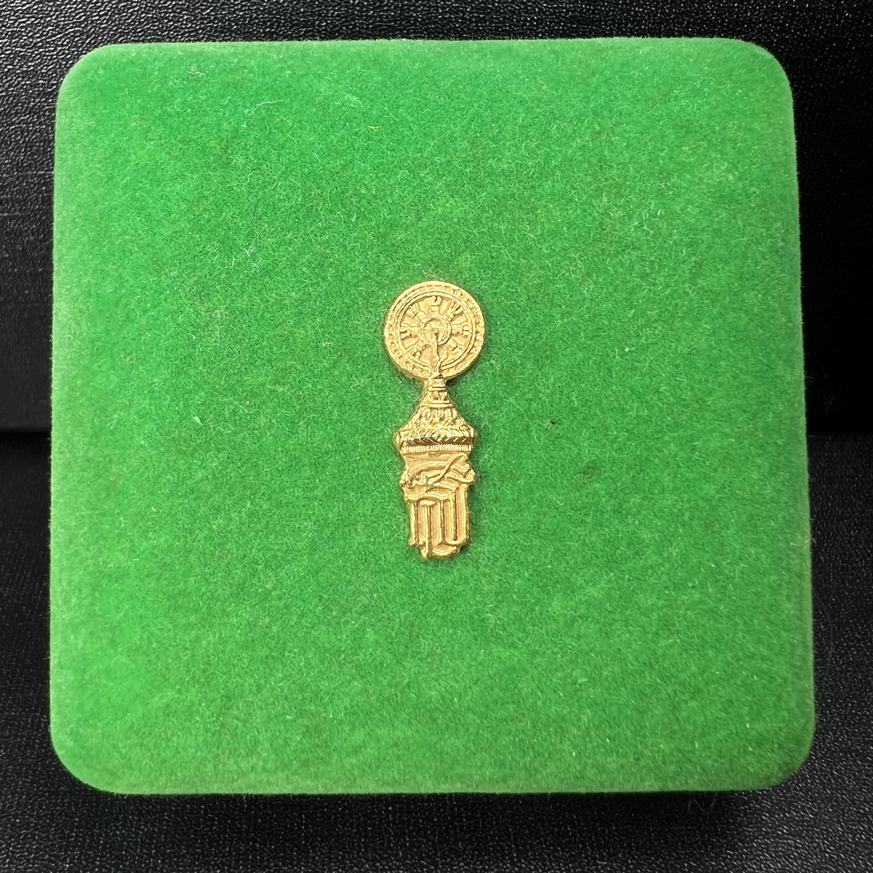 พระแก้วมรกต สธ. วัดบวรนิเวศวิหาร พ.ศ.2538 รูปเหมือนลอยองค์พระแก้วมรกต ชุดเงินบริสุทธิ์ ทรงเครื่อง 3 ฤดู (มีโค็ด หมายเลขกำกับชุดที่ 1396)พิมพ์ใหญ่ 3 องค์ 3 ฤดู ร้อน ฝน หนาว(1 ใน 2000 ชุด)หายาก