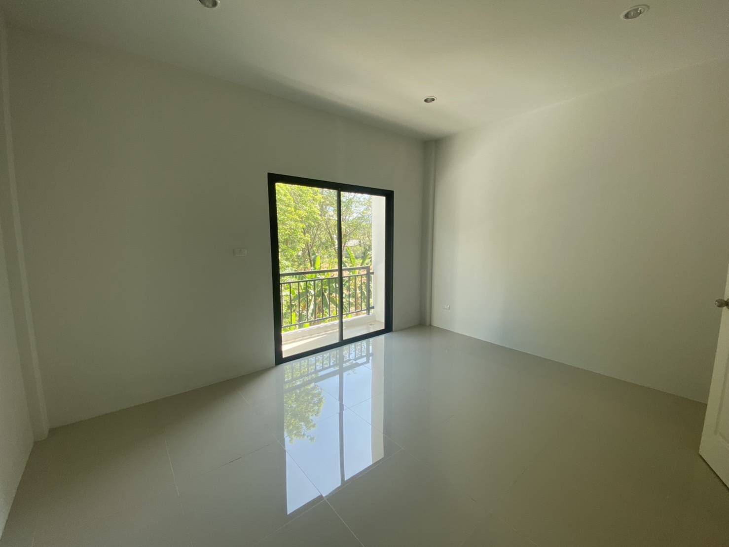 For Sales : Chaofah, 3-Storey Commercial Building, 3 Bedrooms 4 Bathrooms