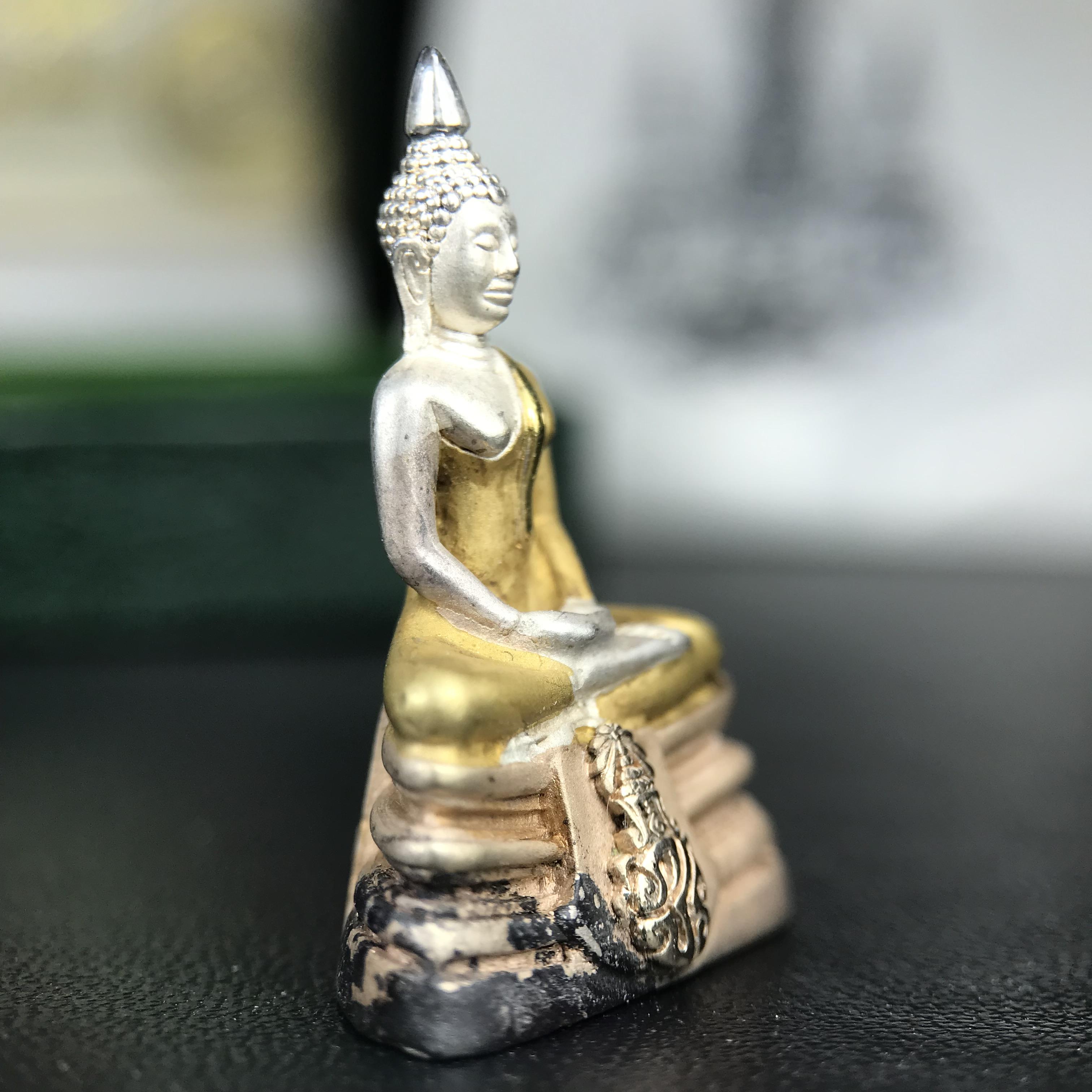 พระพุทธโสธร ภปร. รุ่นย้อนยุค สร้างพระอุโบสถ สมาคมชาวฉะเชิงเทรา จัดสร้าง ปี 2539 วโรกาสครองสิริราชสมบัติครบ 50 ปี เนื้อเงินชุบสามกษัตริย์ทรายนวลขัดเงาบางส่วน(สภาพผิวเดิม เก่าเก็บ) พร้อมกล่องบรรจุและใบรับรองเดิมครบ