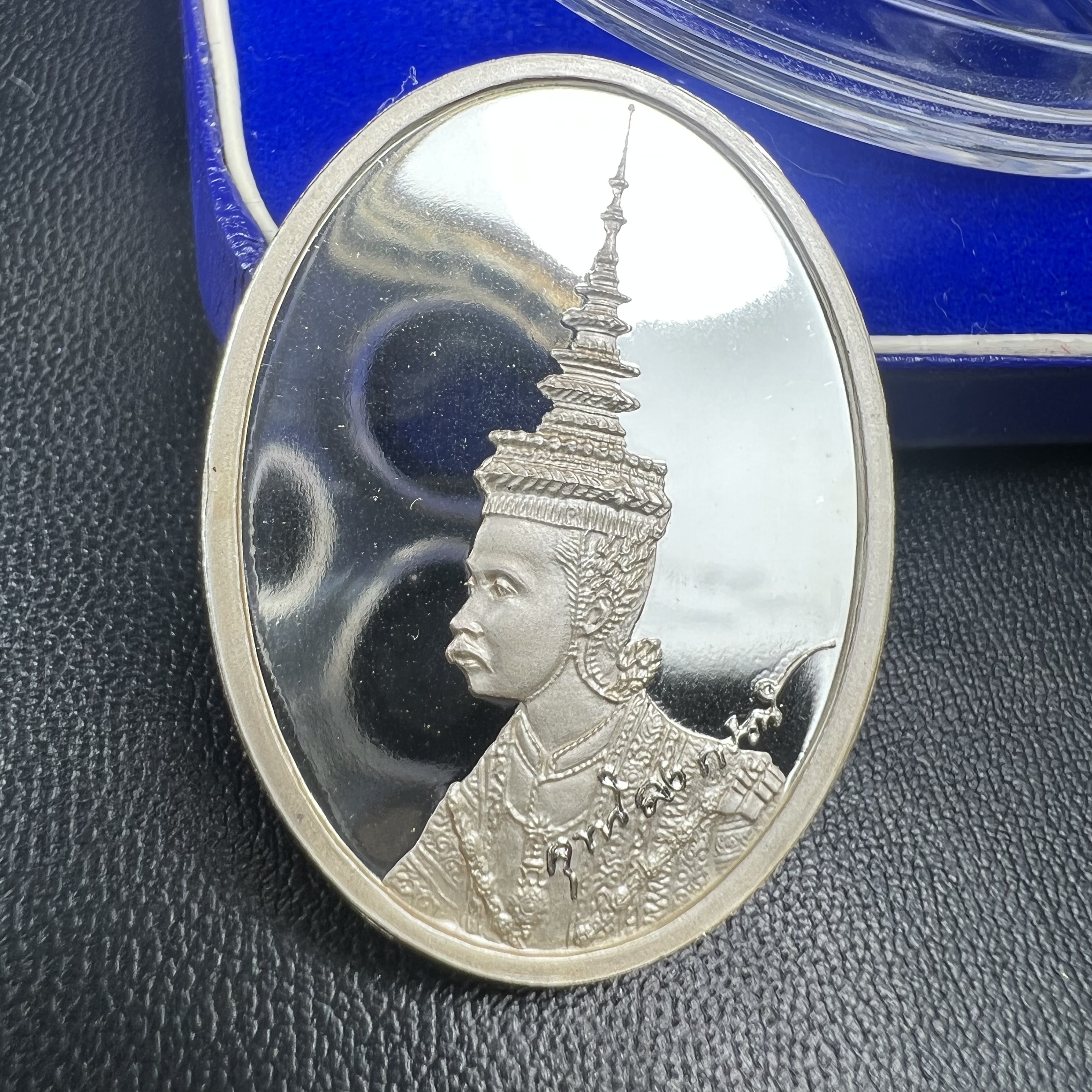 เหรียญ พระปิยมหาราช ที่ระลึกสร้างพระบรมราชานุสาวรีย์ รัชกาลที่ 5 สุพรรณบุรี พ.ศ.2541เนื้อเงินขัดเงา ตอกโค๊ตหมายเลข 447 พร้อมกล่องบรรจุเดิม(วาระหายากพบเจอน้อย)