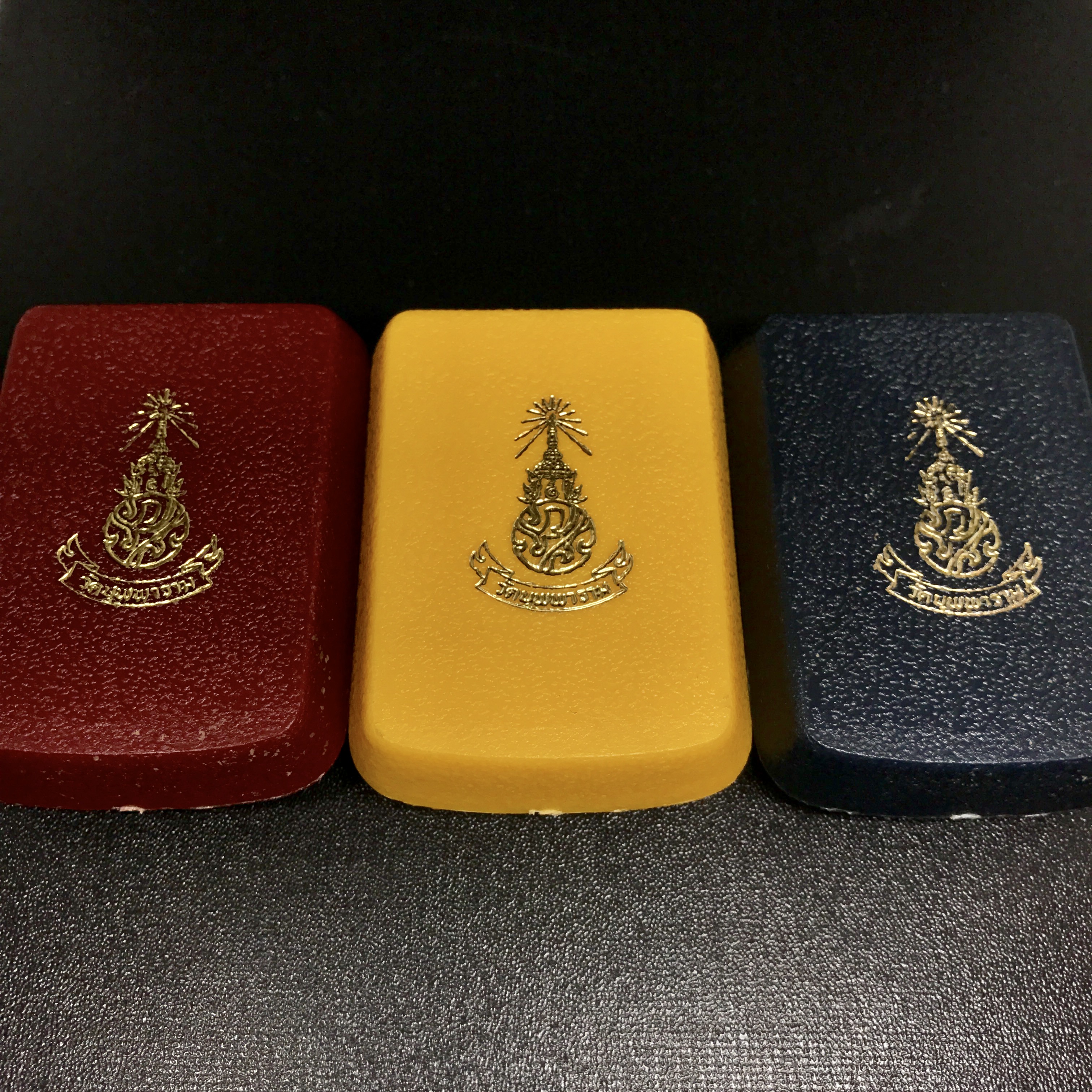 เข็มกลัด ภปร. บุพพาภิมงคล ปี 2519 ที่ระลึกในหลวงรัชกาลที่ 9 เสด็จเททอง(1ชุด3กล่อง3สี)