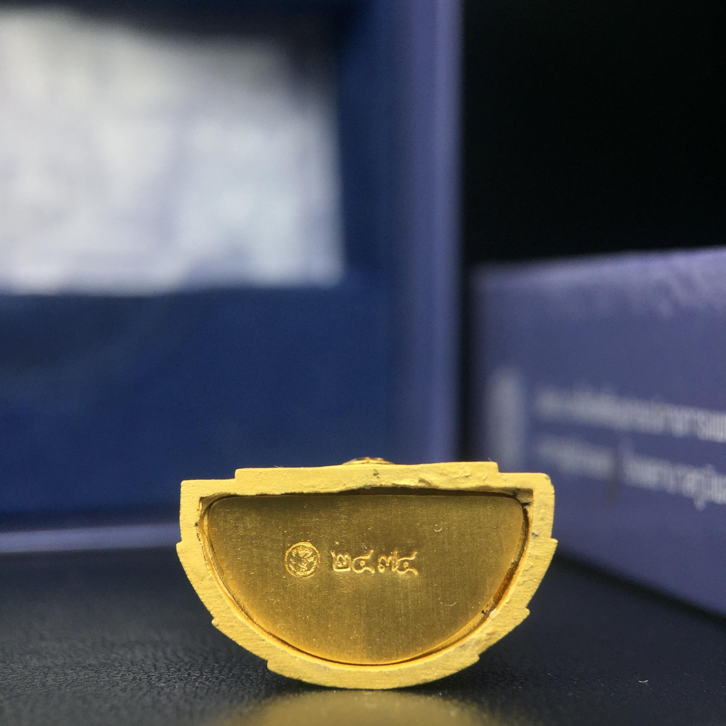 พระแก้วมรกต ภปร. จัดสร้างโดย รพ.ภูมิพลฯ ปี2547 ลอยองค์ขนาดหน้าตัก 1/2 นิ้ว เนื้อเรซิ่นหุ้มทองคำ99.99 งดงามทรงคุณค่าอีกหนึ่งรุ่นยอดนิยม หายาก