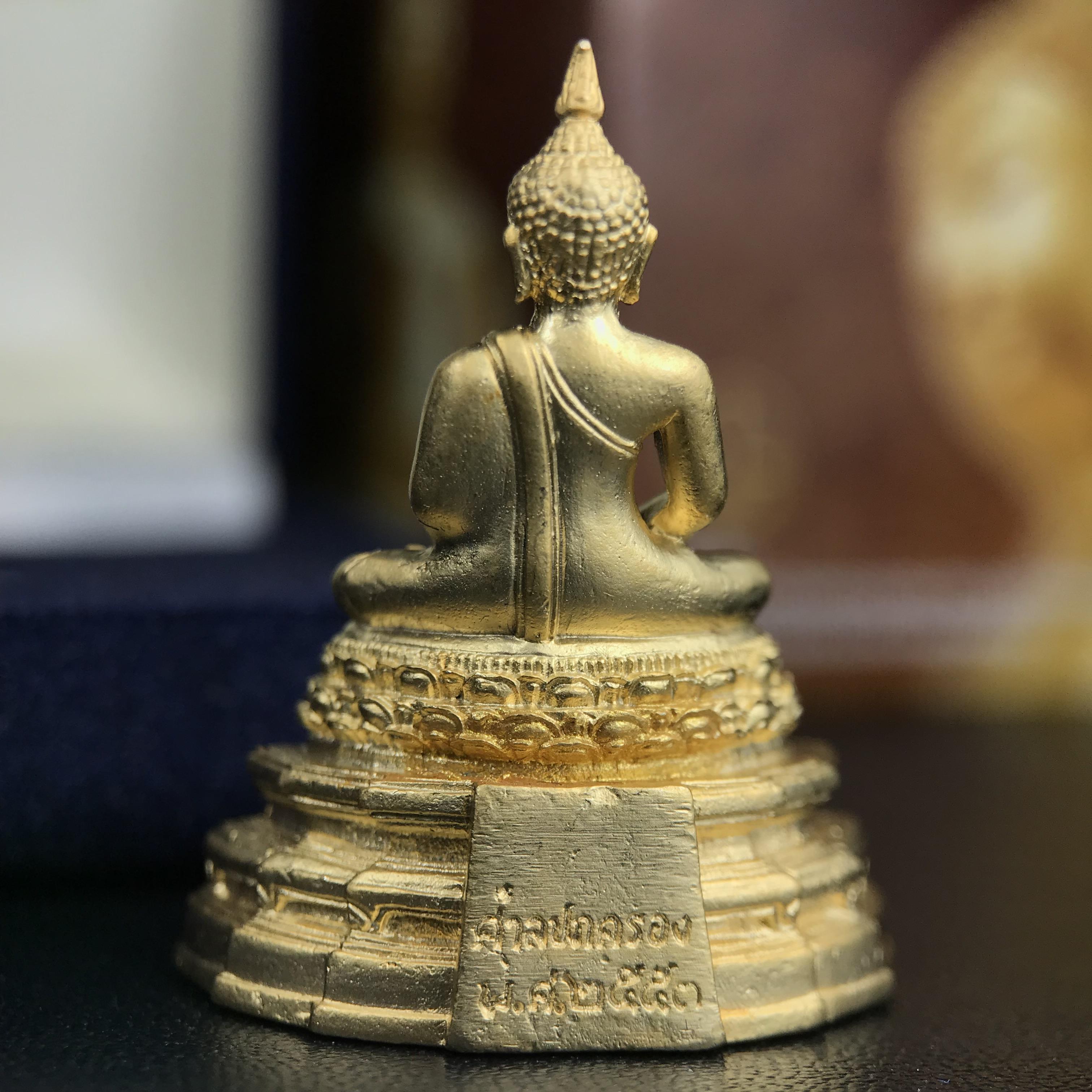 พระพุทธมหากรุณาประชานาถ ภปร. พระพุทธรูปประจำศาลปกครอง “รุ่นแรก” เนื้อโลหะผสมชุบทอง ตอกโค๊ต ศาลปกครอง ปี 2553 สุดยอดมหาพิธีพุทธาภิเษก ยิ่งใหญ่ นิมนต์พระอาจารย์สายกรรมฐานมาร่วมอธิฐานจิตมากมาย