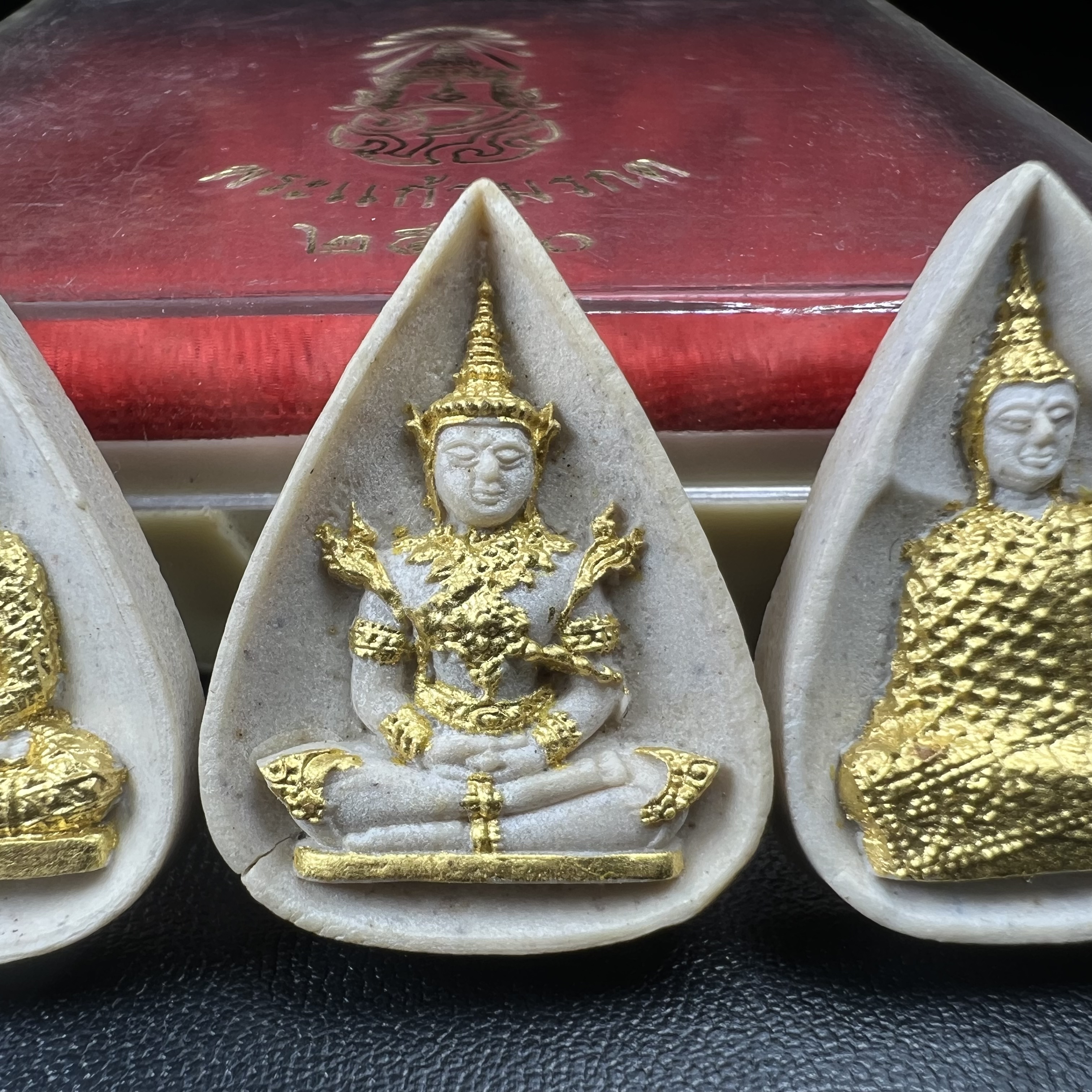 พระแก้วมรกต หลัง ภปร. เนื้อผง ปี2530 พระดี พิธีใหญ่ ประกอบพิธีพุทธาภิเษกพร้อมกับพิธีพระกริ่งปวเรศ ปี2530 วัดบวรนิเวศและวัดพระแก้ว(ครบชุดสามฤดูกล่องเดิมครบ)หายาก