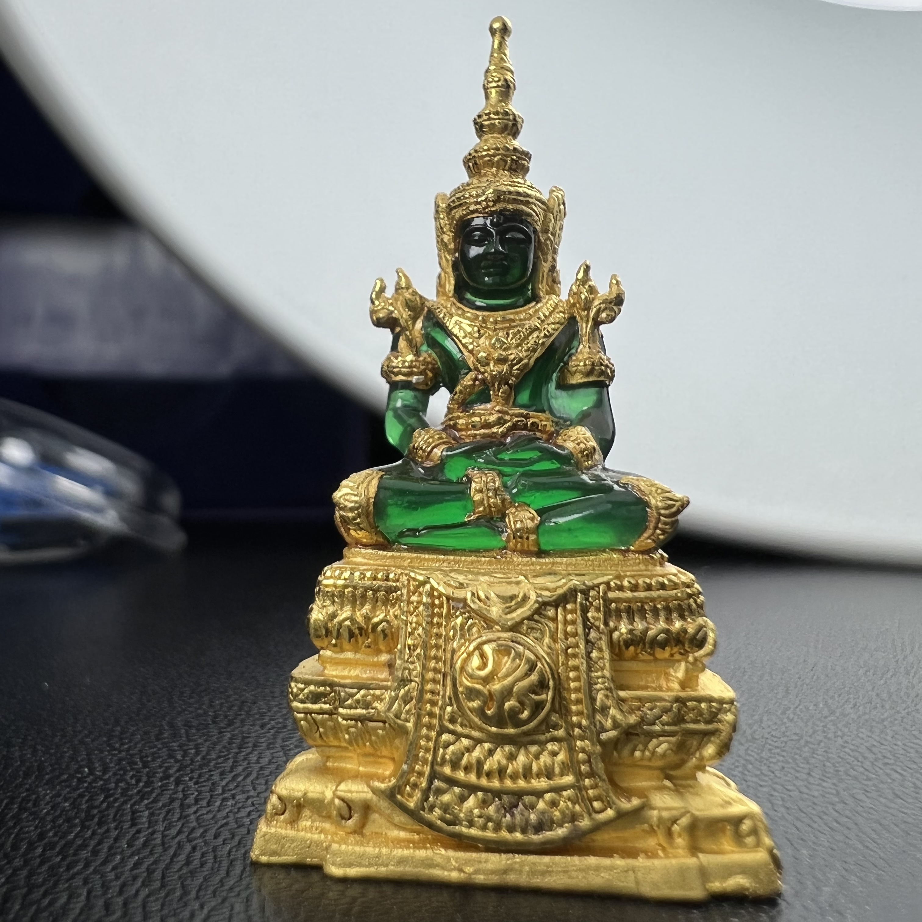 พระแก้วมรกต ภปร. จัดสร้างโดย รพ.ภูมิพลฯ ปี2547 ลอยองค์ขนาดหน้าตัก 1/2 นิ้ว เนื้อเรซิ่นหุ้มทองคำ99.99 งดงามทรงคุณค่าอีกหนึ่งรุ่นยอดนิยม หายาก