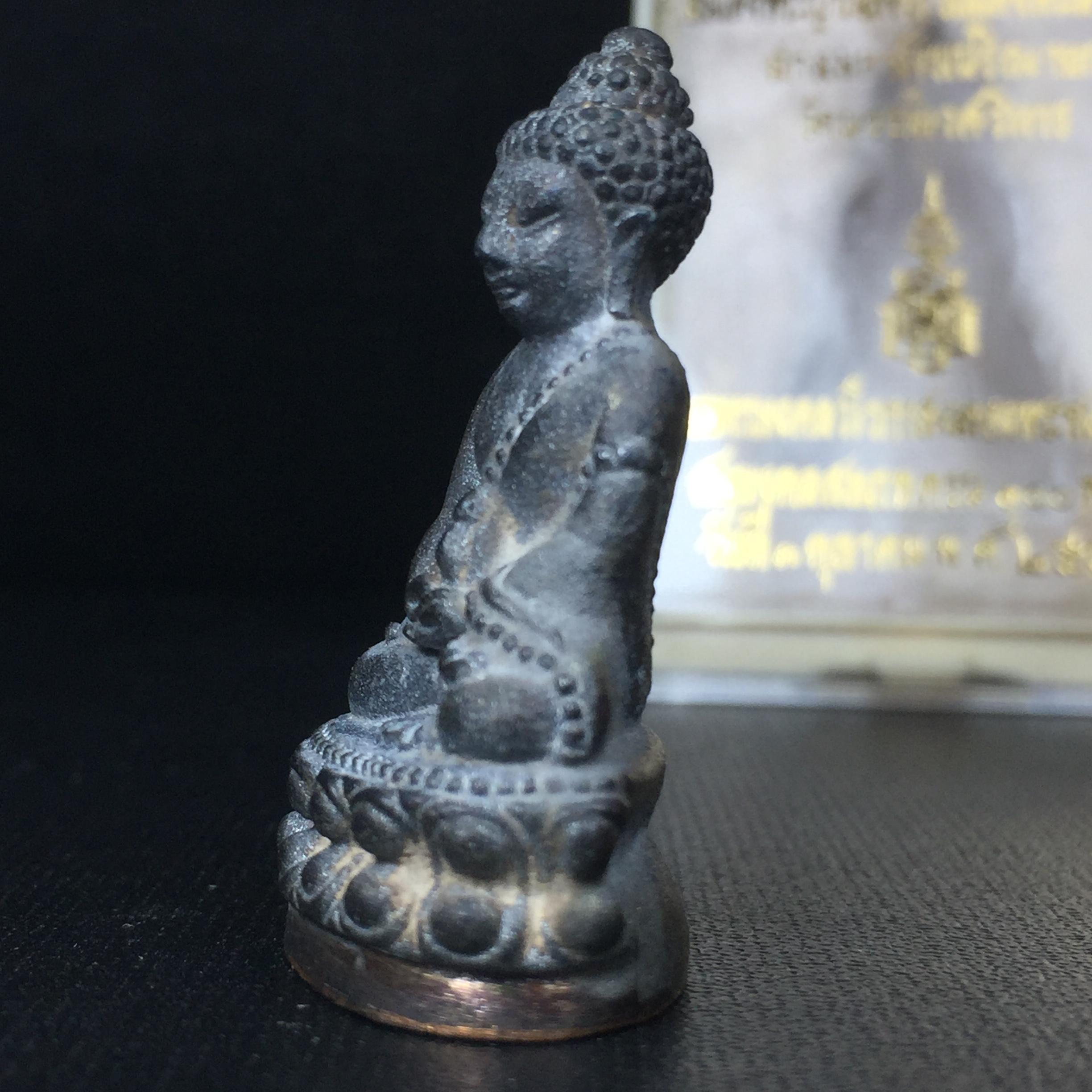 พระกริ่งชินบัญชรฉลองพระชันษา 100 ปี สมเด็จพระญาณสังวร วัดบวรนิเวศวิหาร ปี 2556 เนื้อนวโลหะผสมทองคำก้นทองแดง พิธีใหญ่ มวลสารเด่น นิยม(1 ใน 2556 องค์)