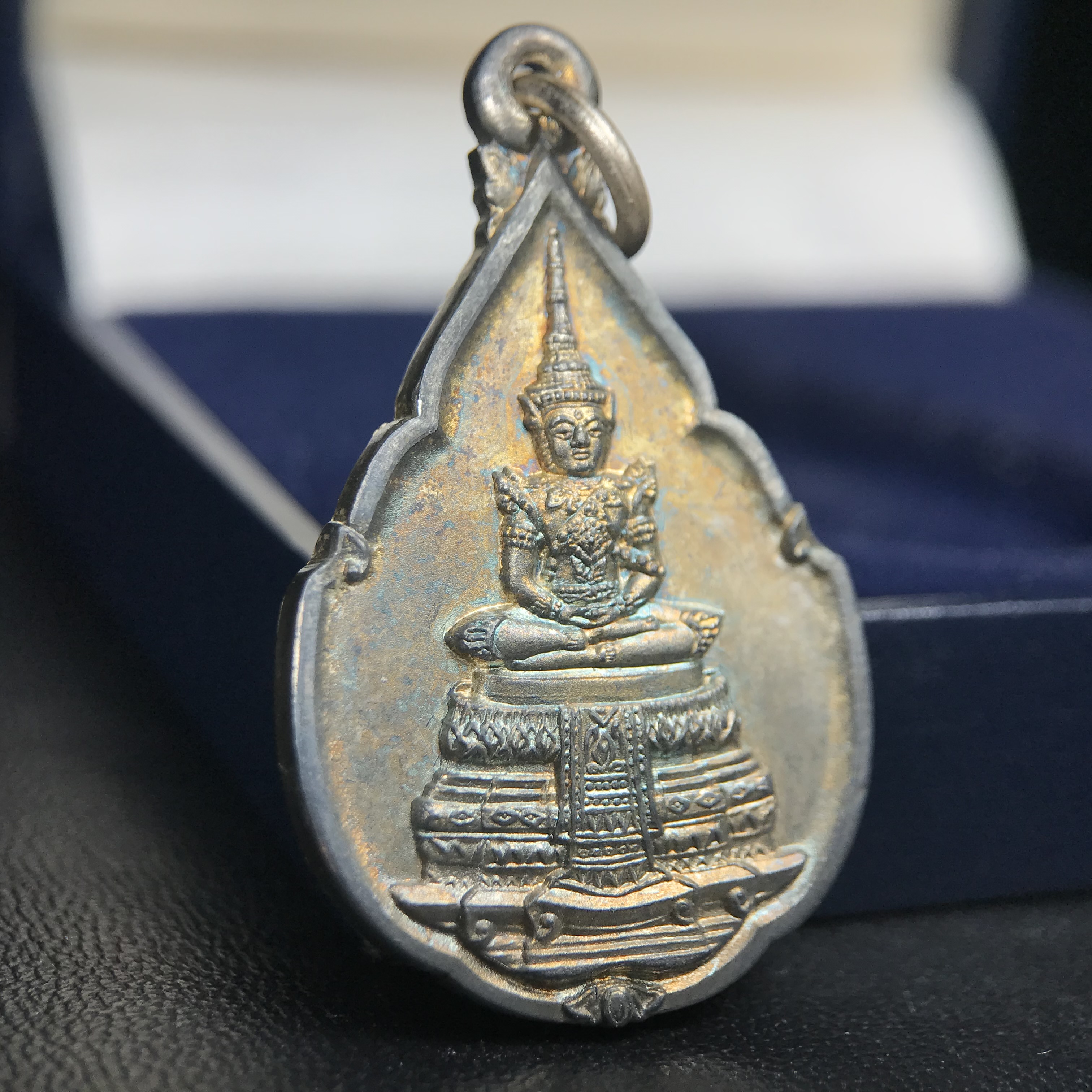 เหรียญพระแก้วมรกต ที่ระลึกในพิธีเททองการจัดสร้างพระแก้วมรกตกรมสรรพสามิต พ.ศ.2539 และในวโรกาสที่พระบาทสมเด็จพระเจ้าอยู่หัวทรงครองราชย์ครบ 50 ปี เนื้อเงิน ทรงหยดน้ำ(พิมพ์มีหูห่วง)(สภาพผิวเดิมขึ้นรุ้งสวยมาก)(พิธีใหญ่)**เนื้อเงินรุ่นนี้พบเจอน้อยมาก**