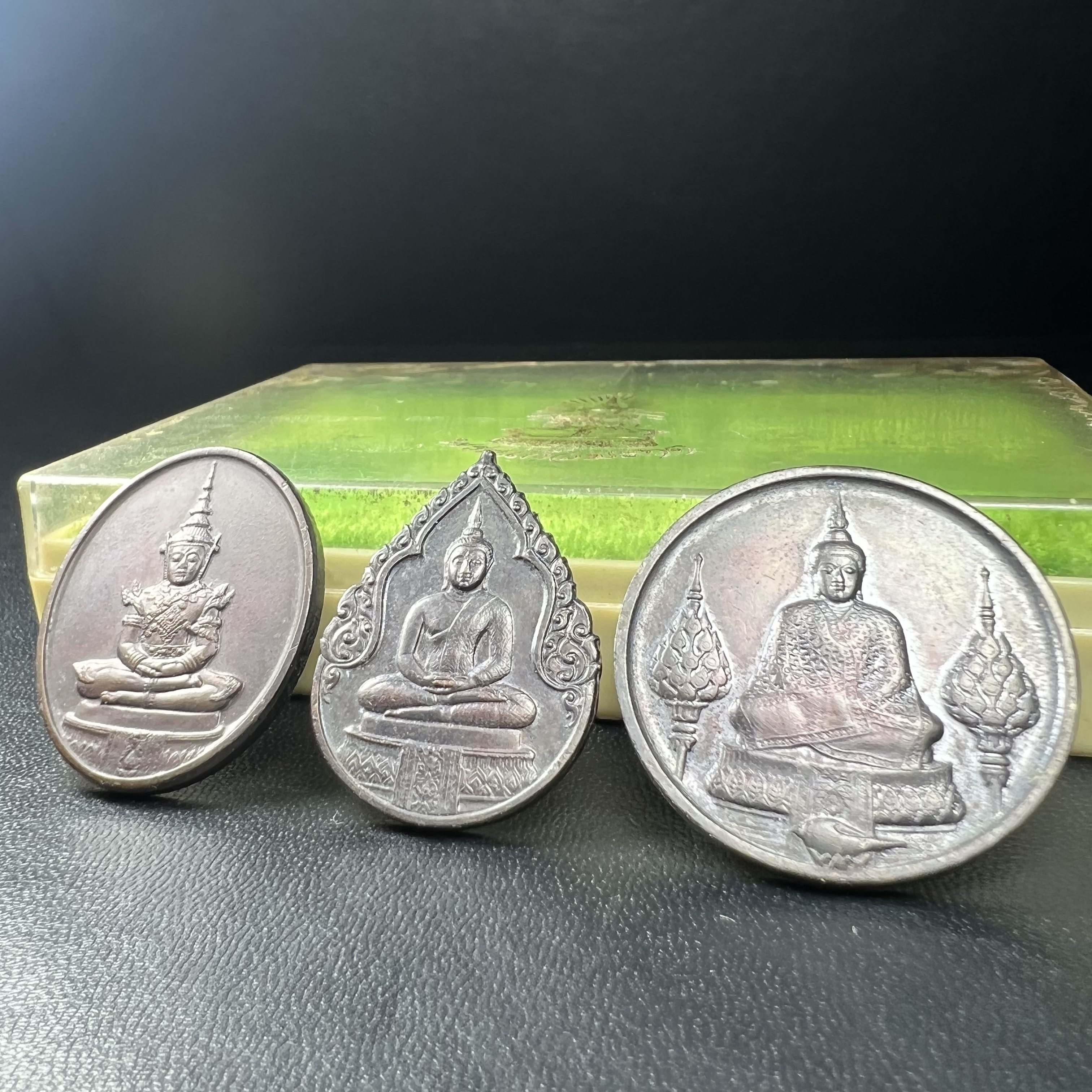 เหรียญพระแก้วมรกตหลัง ภปร. ฉลองกรุงรัตนโกสินทร์ครบ 200 ปี พ.ศ.2525 เนื้อทองแดงกล่องบรรจุเดิมครบ3พิมพ์(บล็อกพระราชศรัธา)(ในหลวงรัชกาลที่9 เสด็จในพิธี)