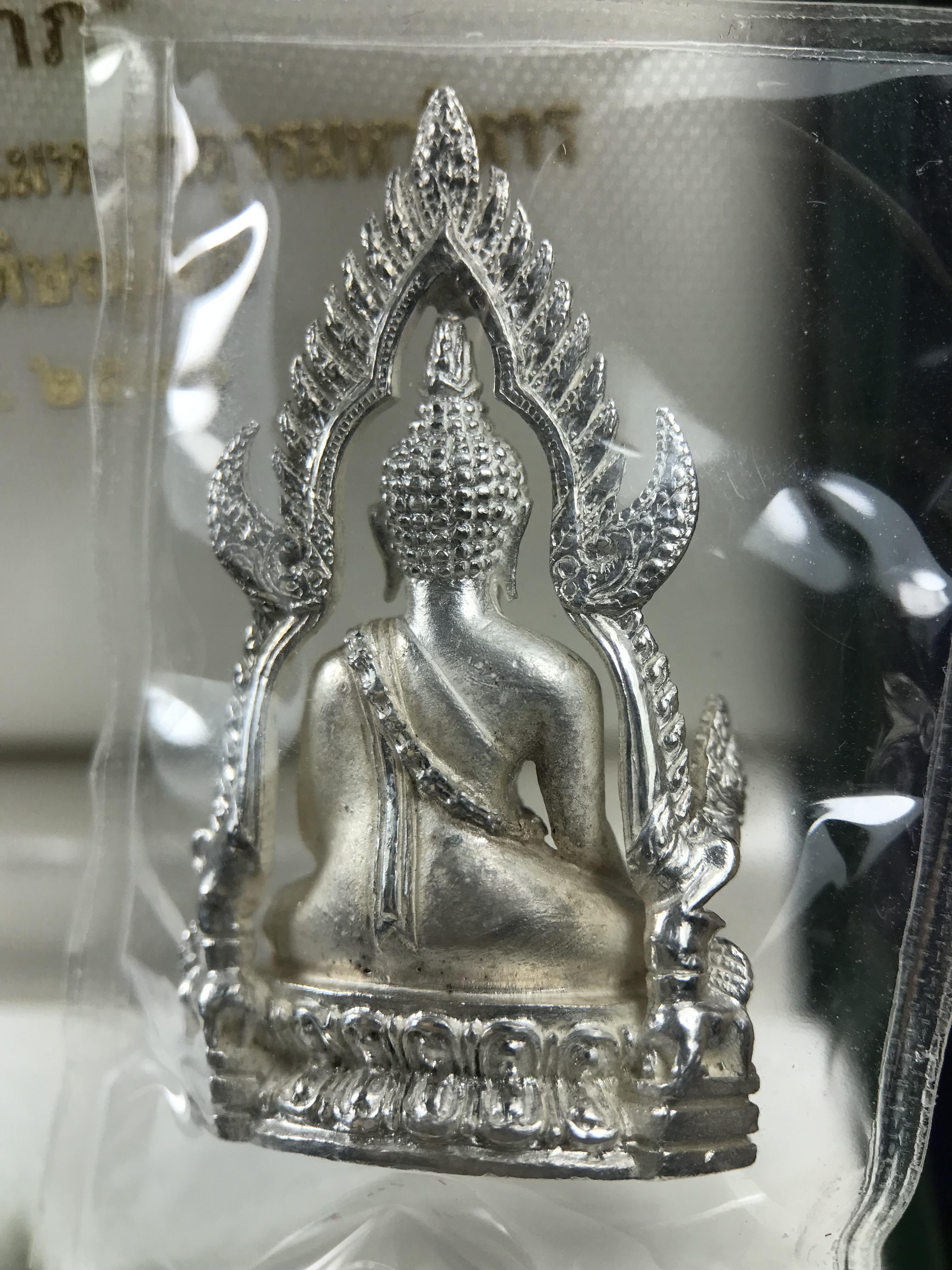 พระพุทธชินราช รุ่นมหาลาภ พิธีพุทธาภิเษกวัดพระศรีรัตนมหาธาตุวรมหาวิหาร จ.พิษณุโลก ปี 2540 เนื้อเงินบริสุทธิ์ 99.9% (นวลเงา)(สภาพผิวเดิมซีนซองเดิม พร้อมกล่องบรรจุเดิมและการ์ดใบรับรองครบสมบูรณ์ (องค์หมายเลข ๑๑๗๓๔)