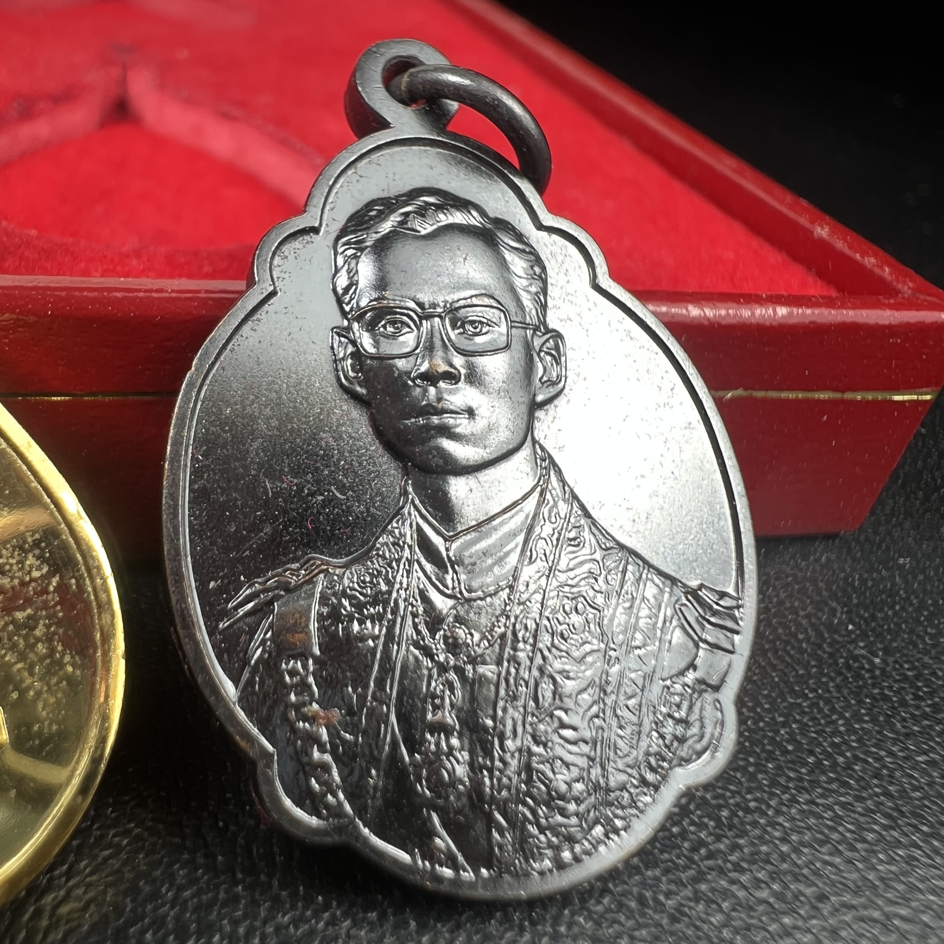 เหรียญพระราชทาน มูลนิธิ พอ.สว. ปี2541 (1ชุด มี 2 เหรียญ สภาพสวยมาก(กล่องเดิม))