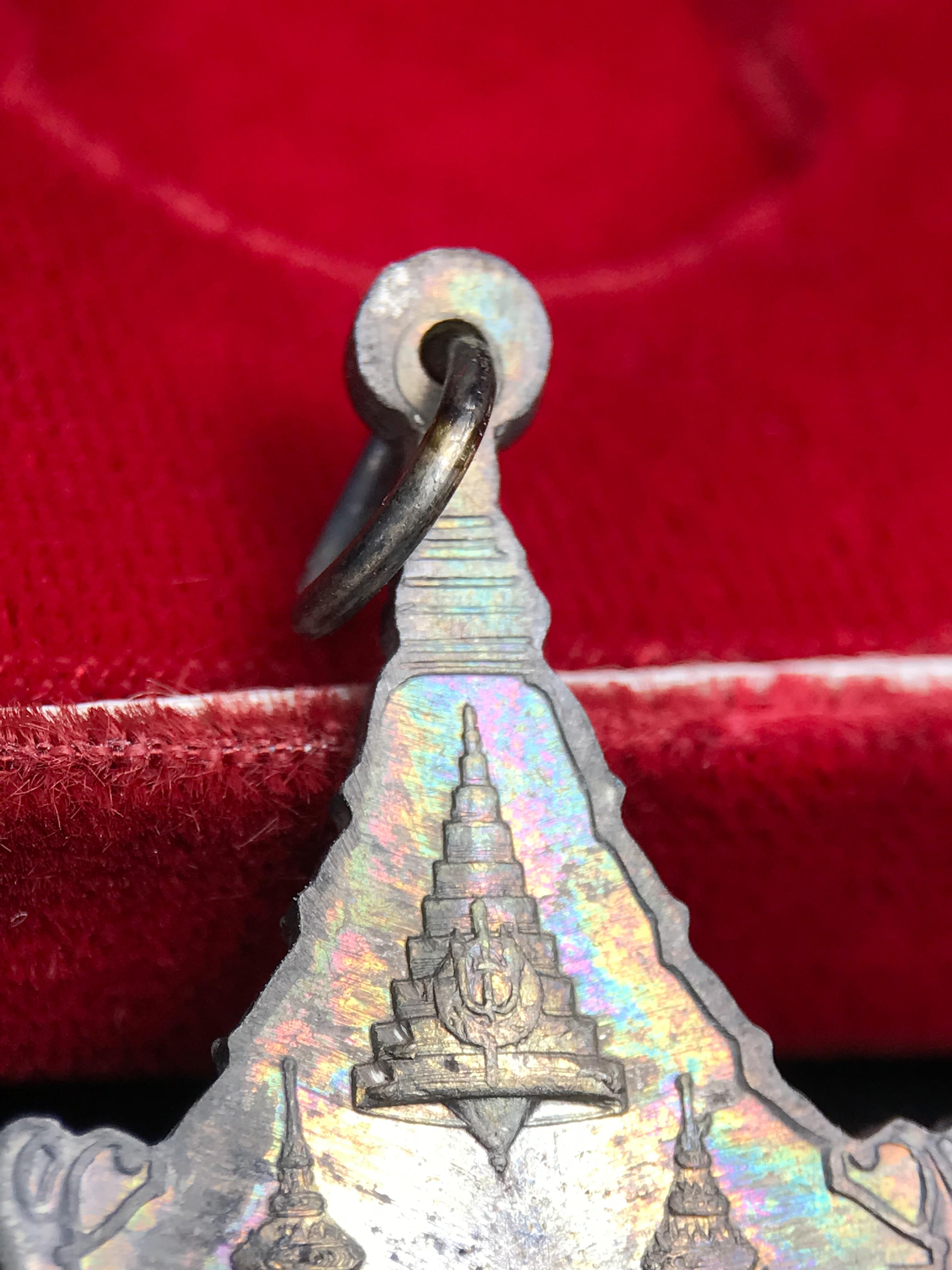 เหรียญพระพุทธญาณนเรศวร์ รุ่นแรก หลังพระปรมาภิไธย ภปร.และ สก.วัดญาณสังวราราม จ.ชลบุรี ปี 2527 เนื้อเงิน(ผิวเดิม ขึ้นรุ้งผิวน้ำทองกระจายทั่วเหรียญสวยมาก)ขนาด 2.3 x 3.8 ซม. พร้อมกล่องเดิม สมเด็จพระญาณสังวร ประธานในพิธีมหาพุทธาภิเษก(เนื้อเงินพบเจอน้อย หายาก)