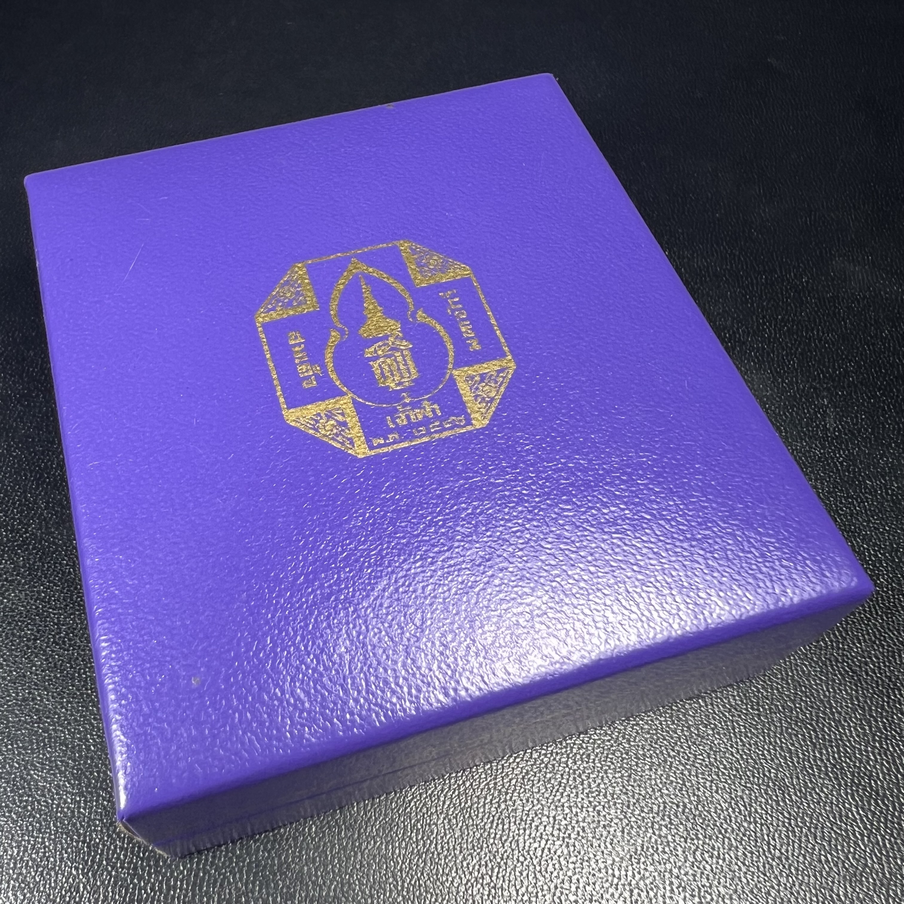 หลวงพ่อทวด สธ. รุ่นสมเด็จเจ้าฟ้ามหาจักรี 48พรรษา จัดสร้างโดยสภากาชาดไทย ปี2546 (รูปหล่อขนาดห้อยคอ) ) เนื้อนวโลหะ(ขนาดกลาง 1.5*2.2 ซม.)พุทธาภิเษก ณ วัดช้างให้ จังหวัดปัตตานี พร้อมกล่องบรรจุเดิมสวยงาม