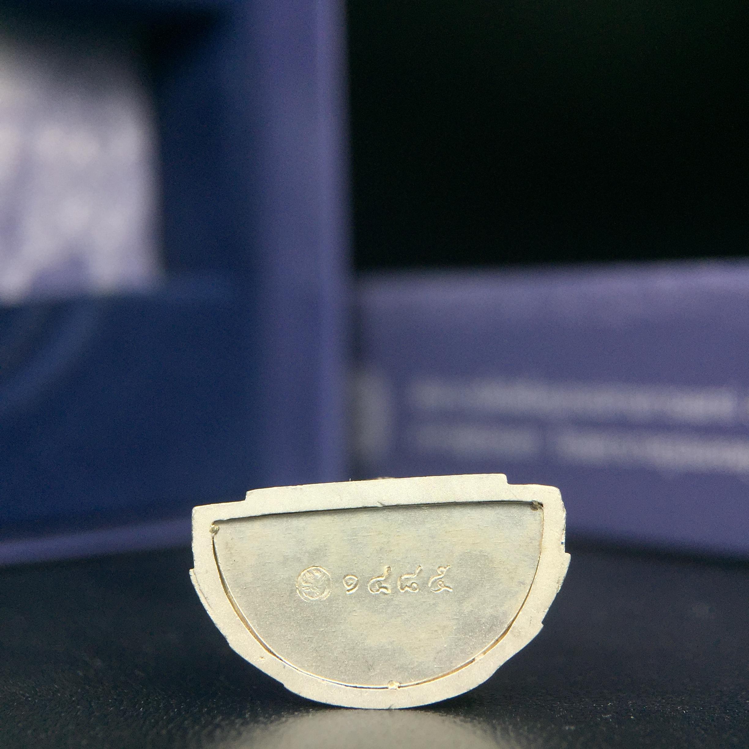 พระแก้วมรกต ภปร. ปี2547 จัดสร้างโดย รพ.ภูมิพลฯ เนื้อเงิน ลอยองค์ หน้าตัก 1/2 นิ้ว งดงามทรงคุณค่าอีกหนึ่งรุ่นยอดนิยม หายาก(1ใน3000องค์)