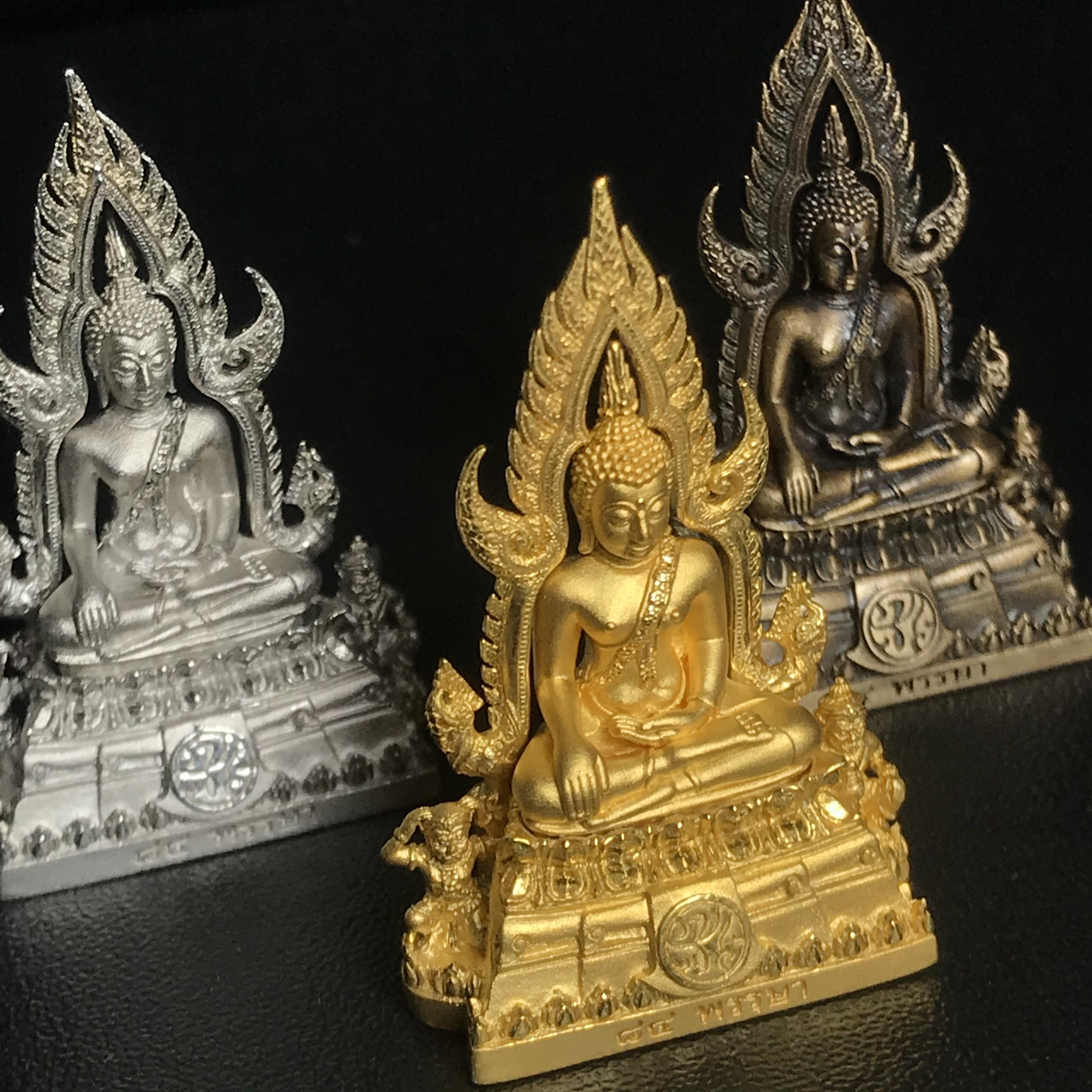 พระพุทธชินราช(จำลอง) ภปร. 84 พรรษา พิมพ์กลางขนาดหน้าตัก 1/2 นิ้ว(ครบชุด3องค์ เนื้อทองคำ+เนื้อเงินชุบทองคำขาว+เนื้อบรอนซ์รมดำซาติน)(พระราชทานมวลสาร จิตรลดาและเส้นพระเจ้า(เส้นผม)รัชกาลที่9)