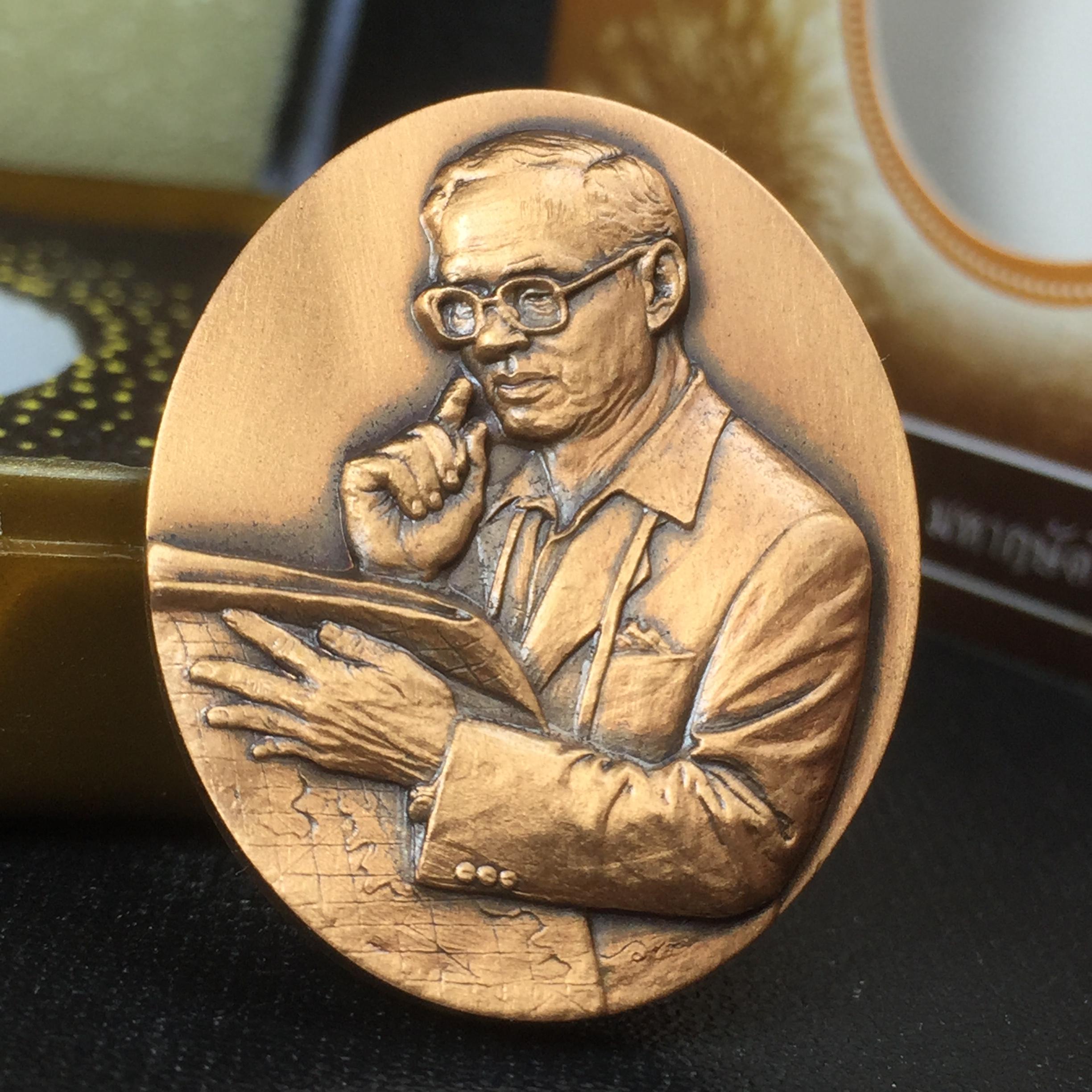 เหรียญรูปหล่อพระบาทสมเด็จพระเจ้าอยู่หัว ในหลวงทรงงาน “รุ่นเย็นศิระเพราะพระบริบาล 80พรรษา มหากษัตริย์คู่แผ่นดินสยาม” พ.ศ.2550 เนื้อทองแดงรมดำ(ขนาด 27*35 มม.)พร้อมกล่องบรรจุเดิมครบ