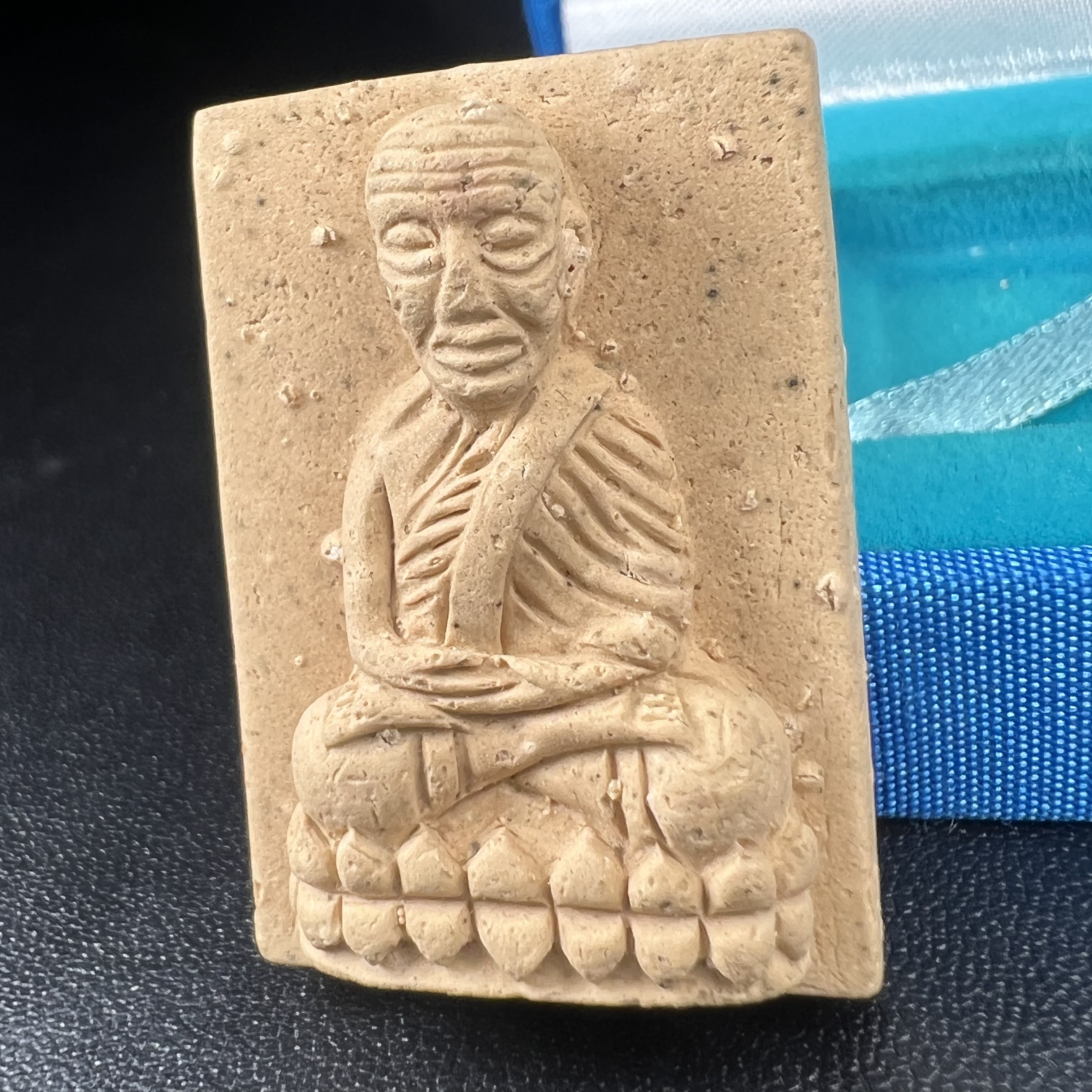 พระหลวงพ่อทวด สก. วัดห้วยมงคล ประเภทเนื้อบางขุนพรมพิเศษ เนื้อสมเด็จบางขุนพรมพิมพ์สี่เหลี่ยมกรรมการใหญ่ หลังพระนามาภิไธย สก. เงิน ปี 2544(รุ่นแรก) กรรมการ นะ ม่วง(มีหมายเลข)(1 ใน 2546 องค์) (คุ้มครองปลอดภัย แคล้วคลาด พิธีใหญ่ มวสสารดี)