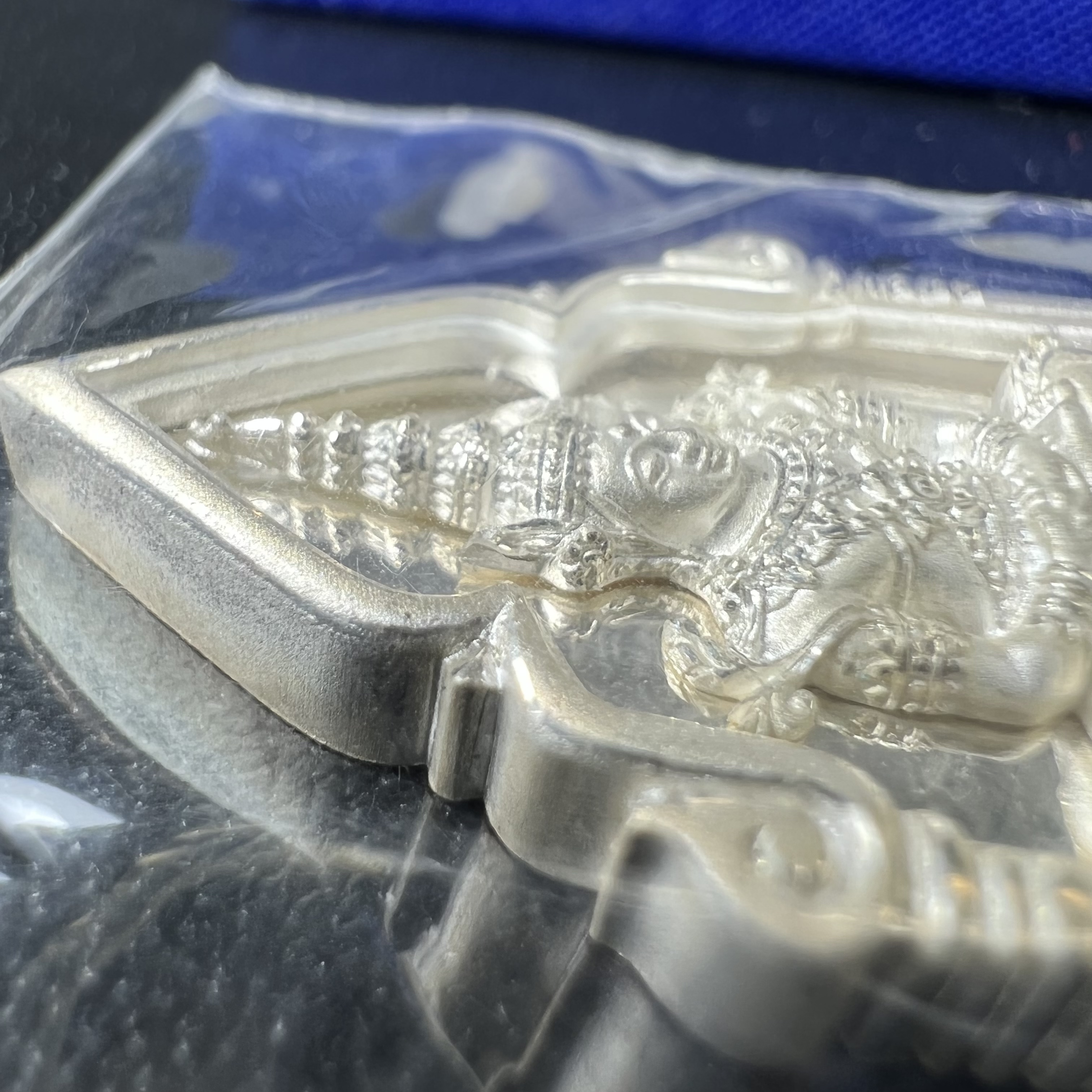 พระพุทธมหามณีรัตนปฎิมากร(พระแก้วมรกต)รุ่น เฉลิมพระเกียรติ วัดพระศรีรัตนศาสดารามราม(วัดพระแก้ว) ปี2543 เนื้อเงินพิมพ์ซุ้มกนกใหญ่ สภาพสวยซีนเดิมกล่องครบ