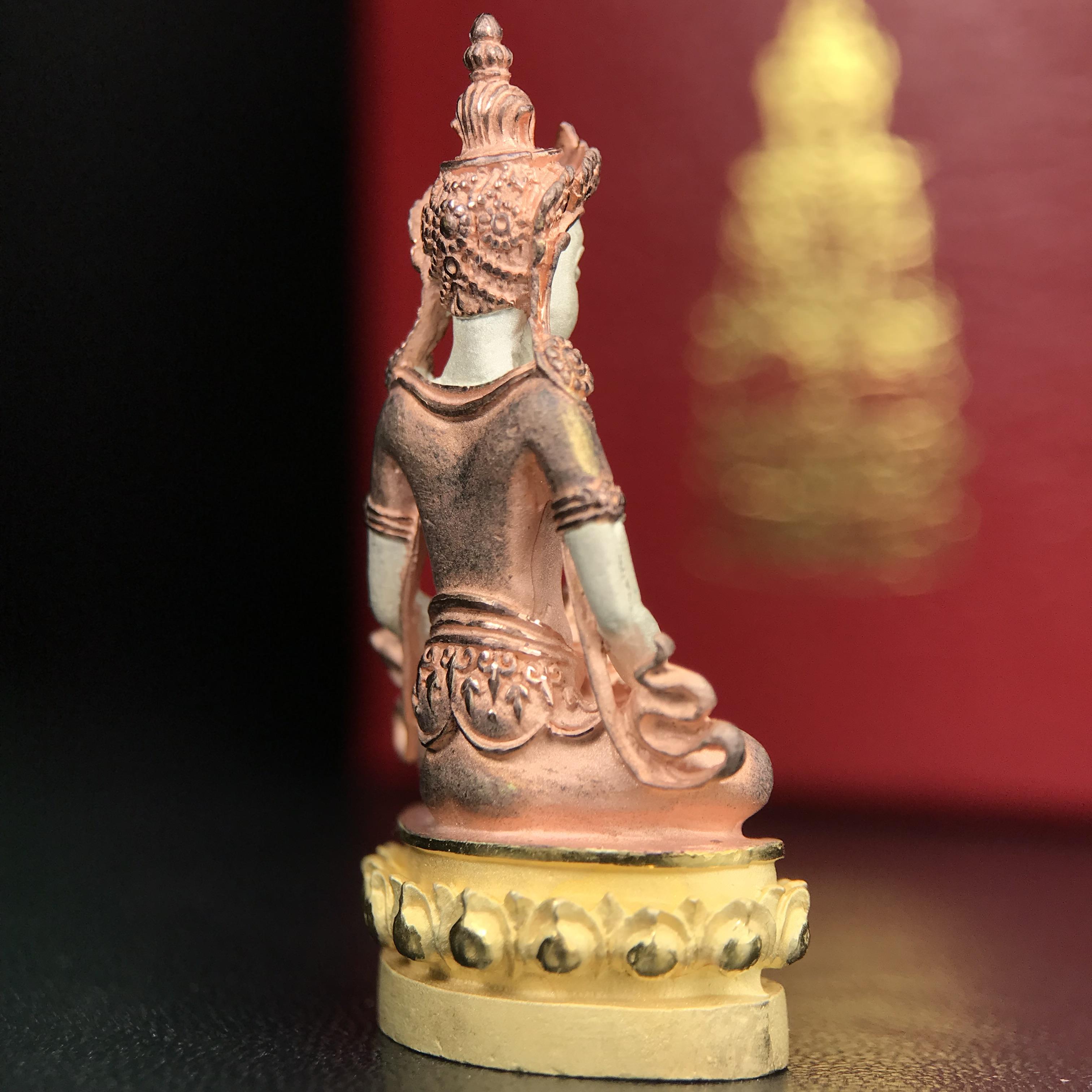 พระกริ่งอวโลกิเตศวร ( เจ้าแม่กวนอิม ) วัดโพธิ์แมนคุณาราม รุ่นอุดมโภคทรัพย์ พ.ศ.2539 เนื้อเงิน 3 กษัตริย์ (องค์พิเศษกรรมการ ฝังเพชรตำแหน่งดวงตาที่สามกลางหน้าผาก 1 เม็ด)(อีกหนึ่งรุ่นยอดนิยม พุทธศิลป์สวยงดงาม)***องค์พิเศษกรรมการฝังเพชร พบเจอน้อยหายากมาก***