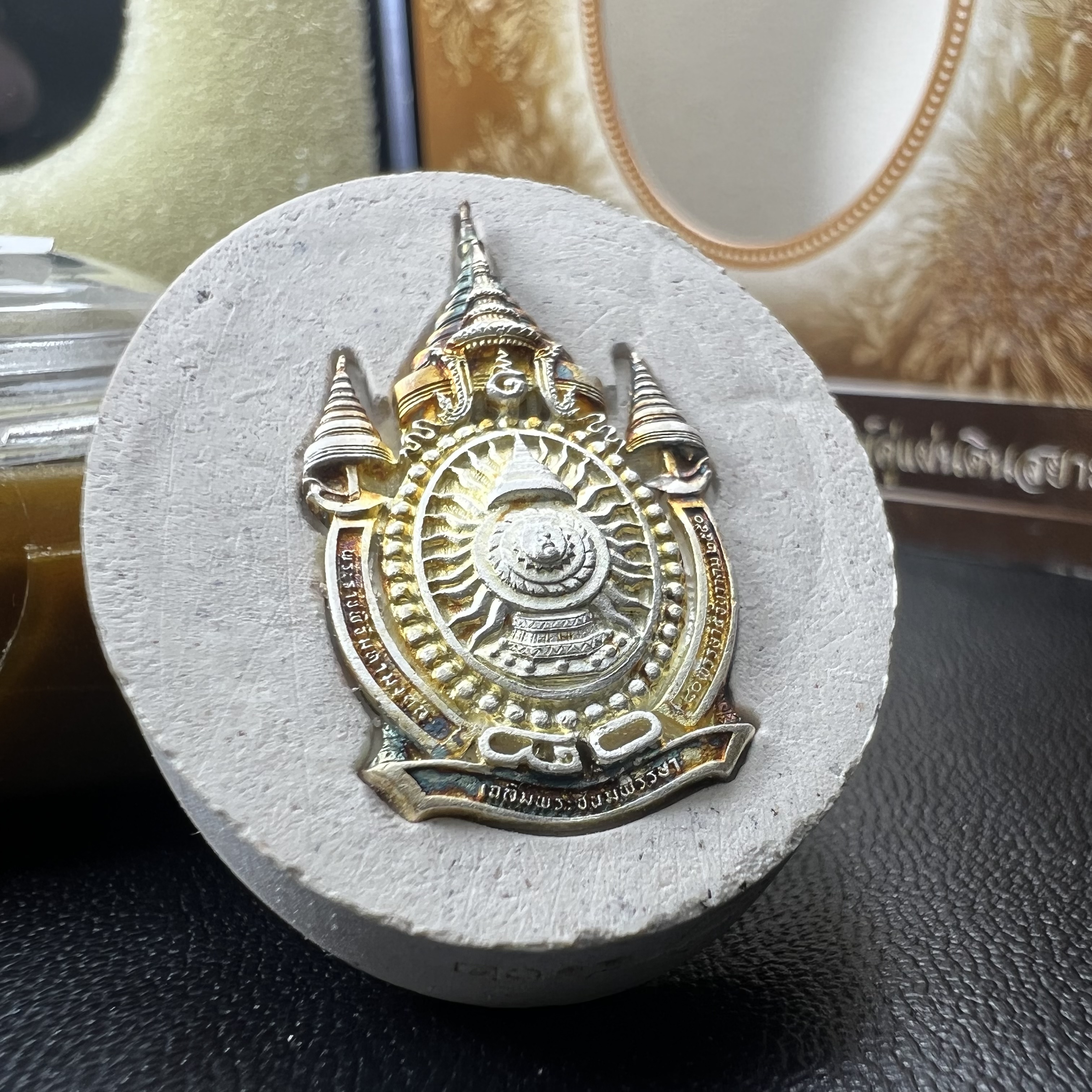 เหรียญรูปหล่อพระบาทสมเด็จพระเจ้าอยู่หัว ในหลวงทรงงาน “รุ่นเย็นศิระเพราะพระบริบาล 80พรรษา มหากษัตริย์คู่แผ่นดินสยาม” พ.ศ.2550 เนื้อผง พุทธคุณ (ผงจิตรลดาพระราชทาน) ด้านหลังสัญลักษณ์ 80 พรรษา เนื้อเงิน(ขนาด 27*35 มม.)พร้อมกล่องบรรจุเดิมครบ