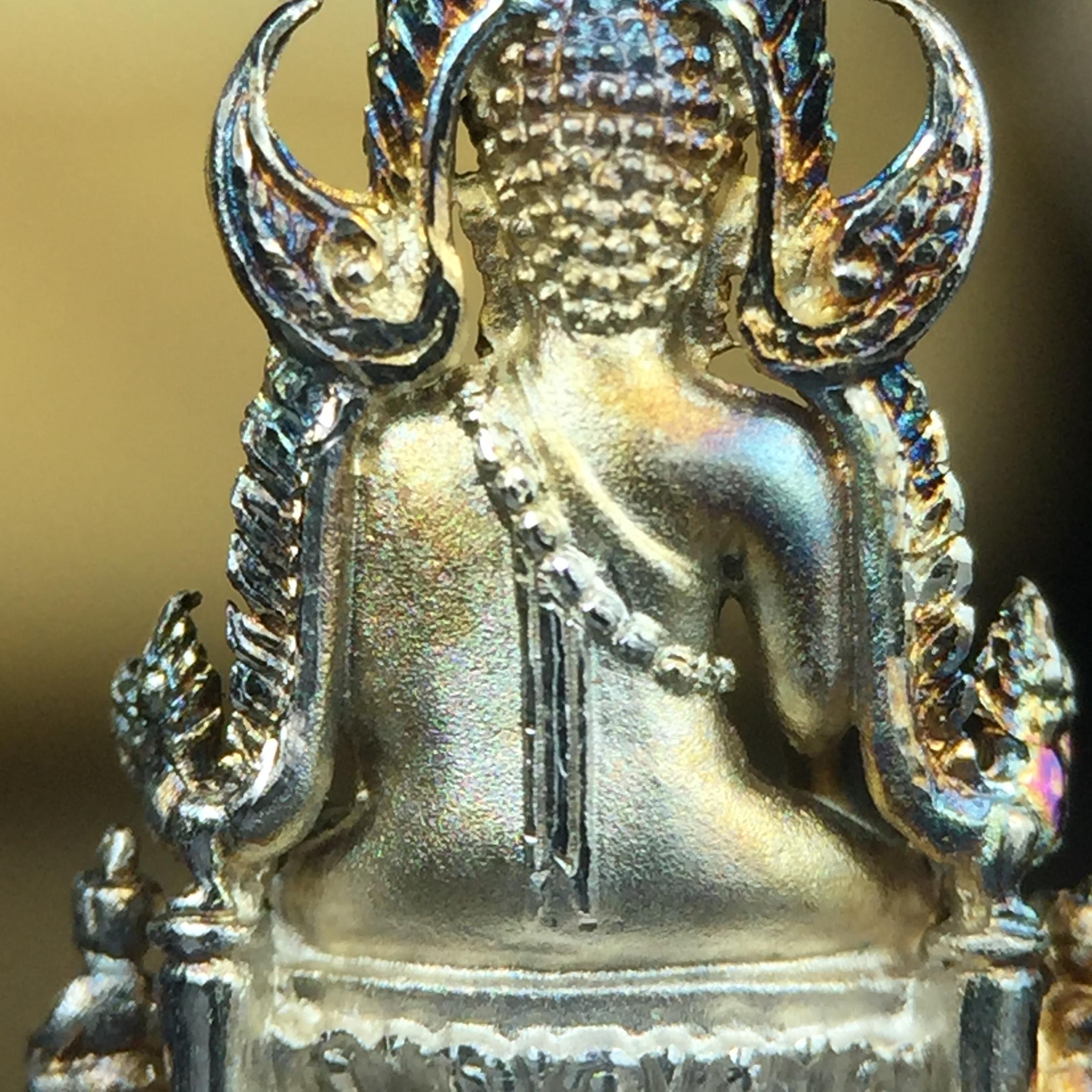 พระพุทธชินราช(จำลอง) ภปร. 84 พรรษา เนื้อเงินชุบทองคำขาว พิมพ์เล็กขนาดหน้าตัก 1/4 นิ้ว (สภาพผิวเดิมสวย ขึ้นสีรุ้งธรรมชาติ แบบนิยม)(พระราชทานมวลสาร จิตรลดาและเส้นพระเจ้า(เส้นผม))พุทธศิลป์ทรงคุณค่าอีกหนึ่งรุ่นยอดนิยม